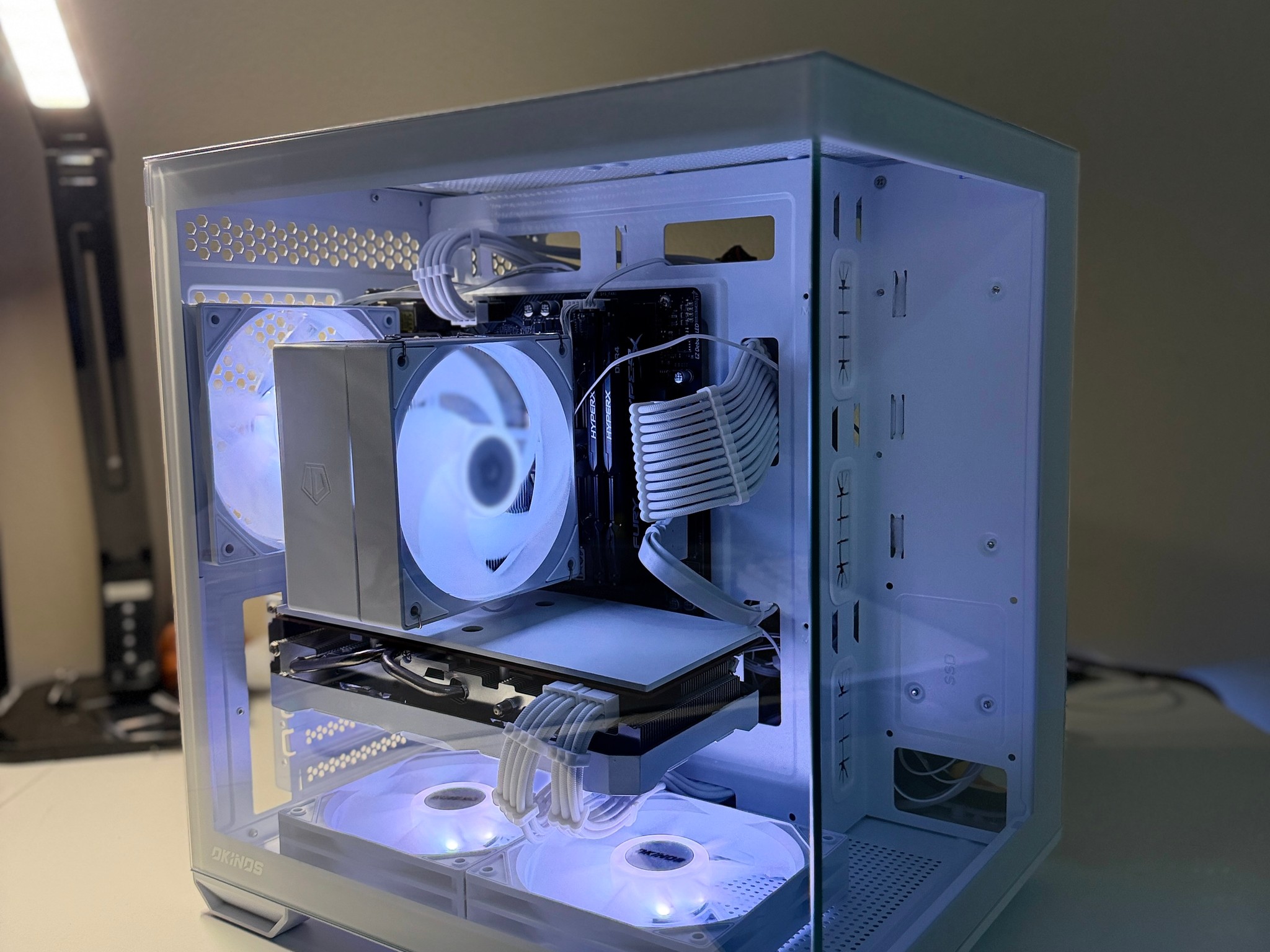 White Gaming PC | RX 5700 XT | 1.75 TB storage | 16gb ddr4 | INTEL i5-9600k