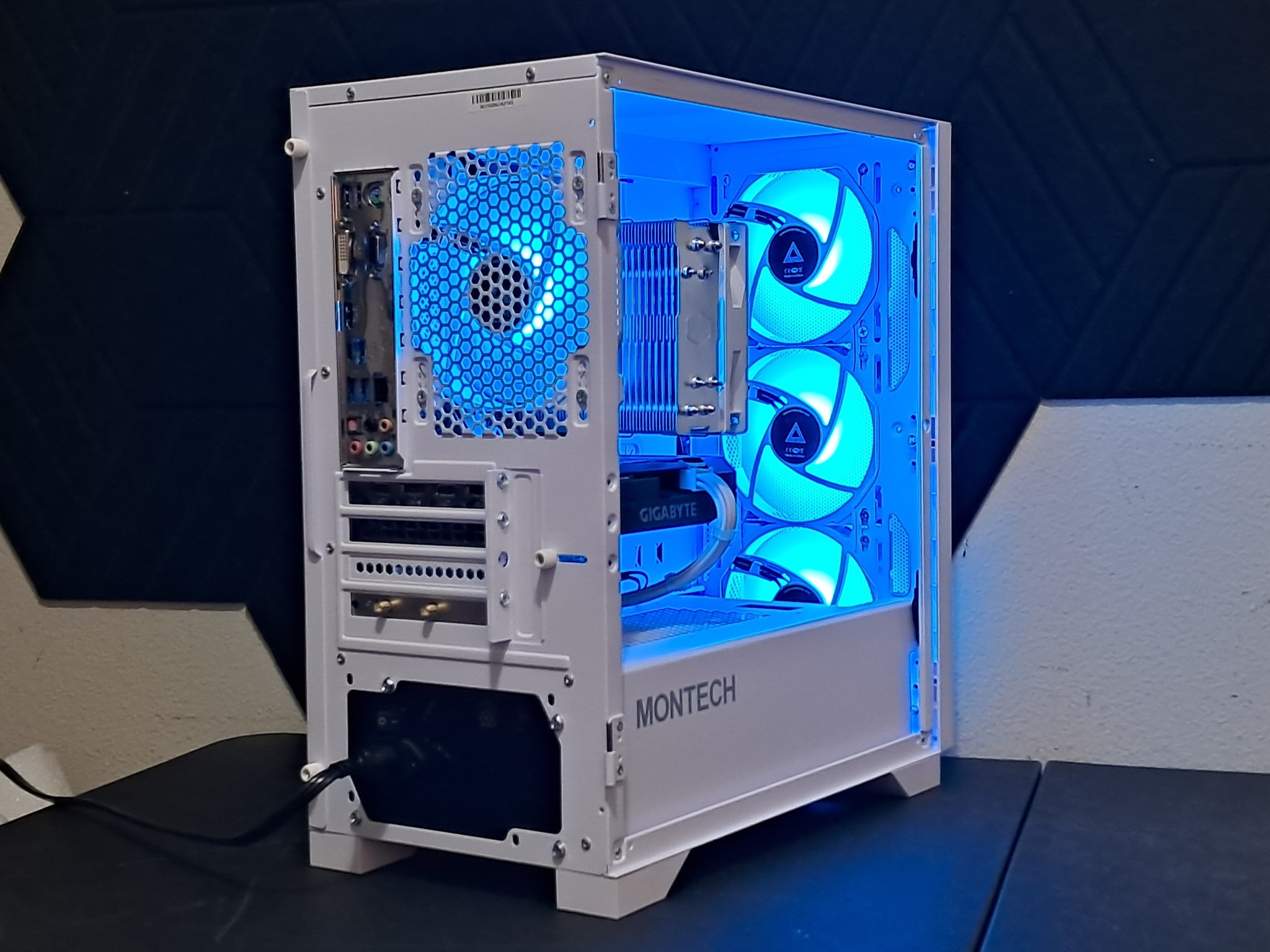 ❄️Frosty❄️RTX Gamer - RTX 3060 8GB | Core i7-7700K | 16GB DDR4 | 1TB SSD | WiFi!