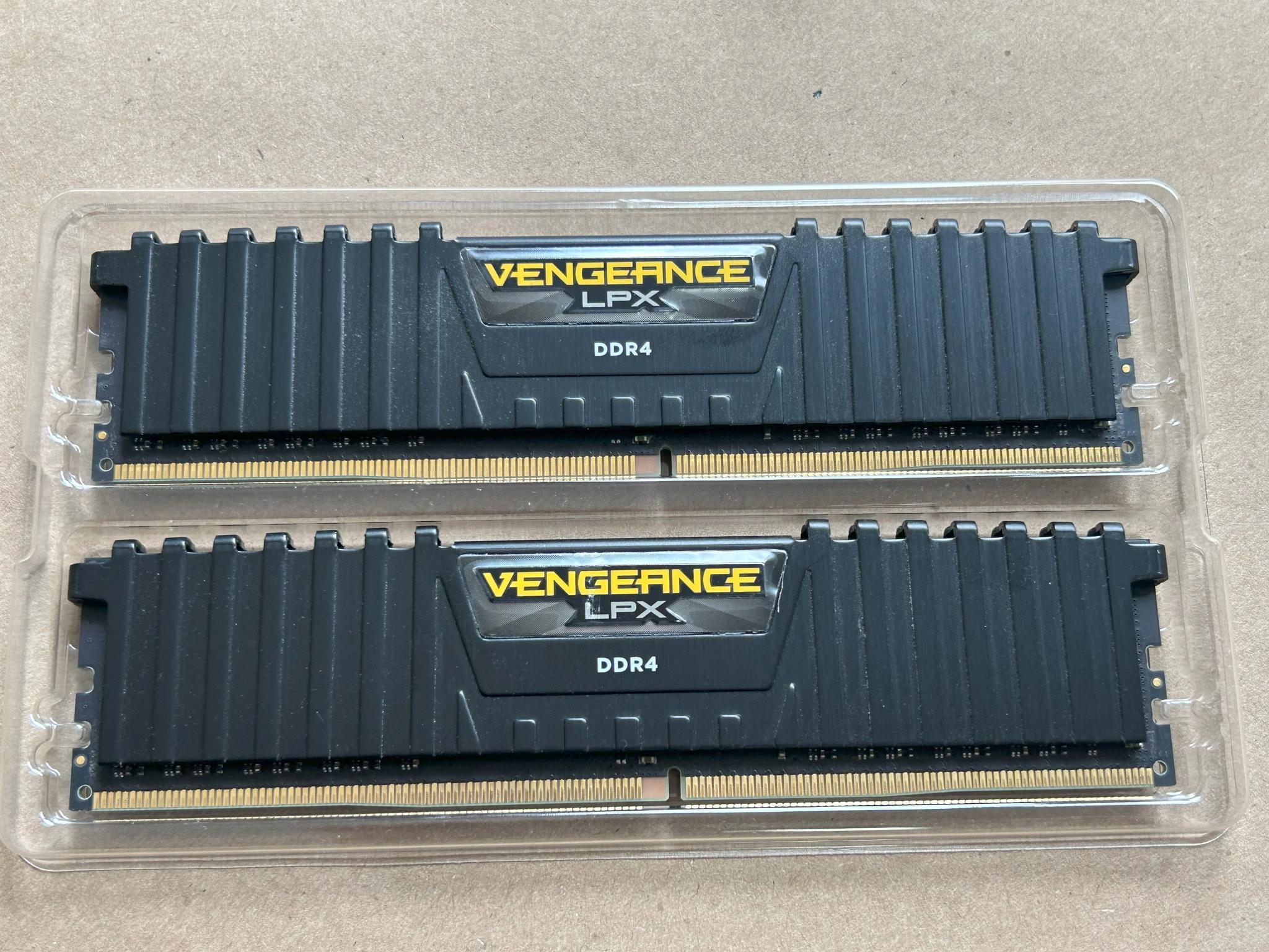 Corsair Vengeance LPX 16 GB (2 x 8 GB) DDR4-3000 CL15 Memory