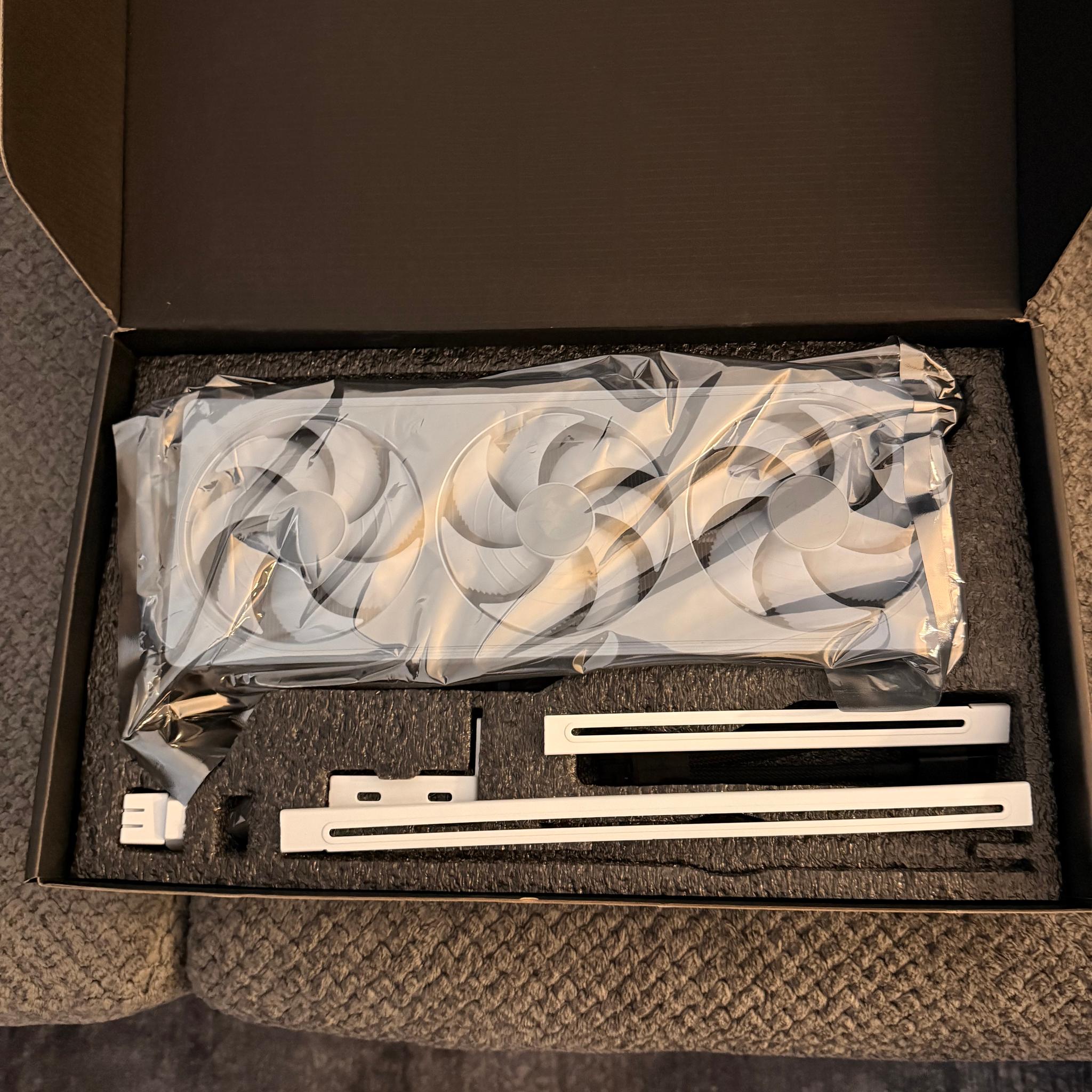 GIGABYTE GeForce RTX 5070 AERO OC 12G