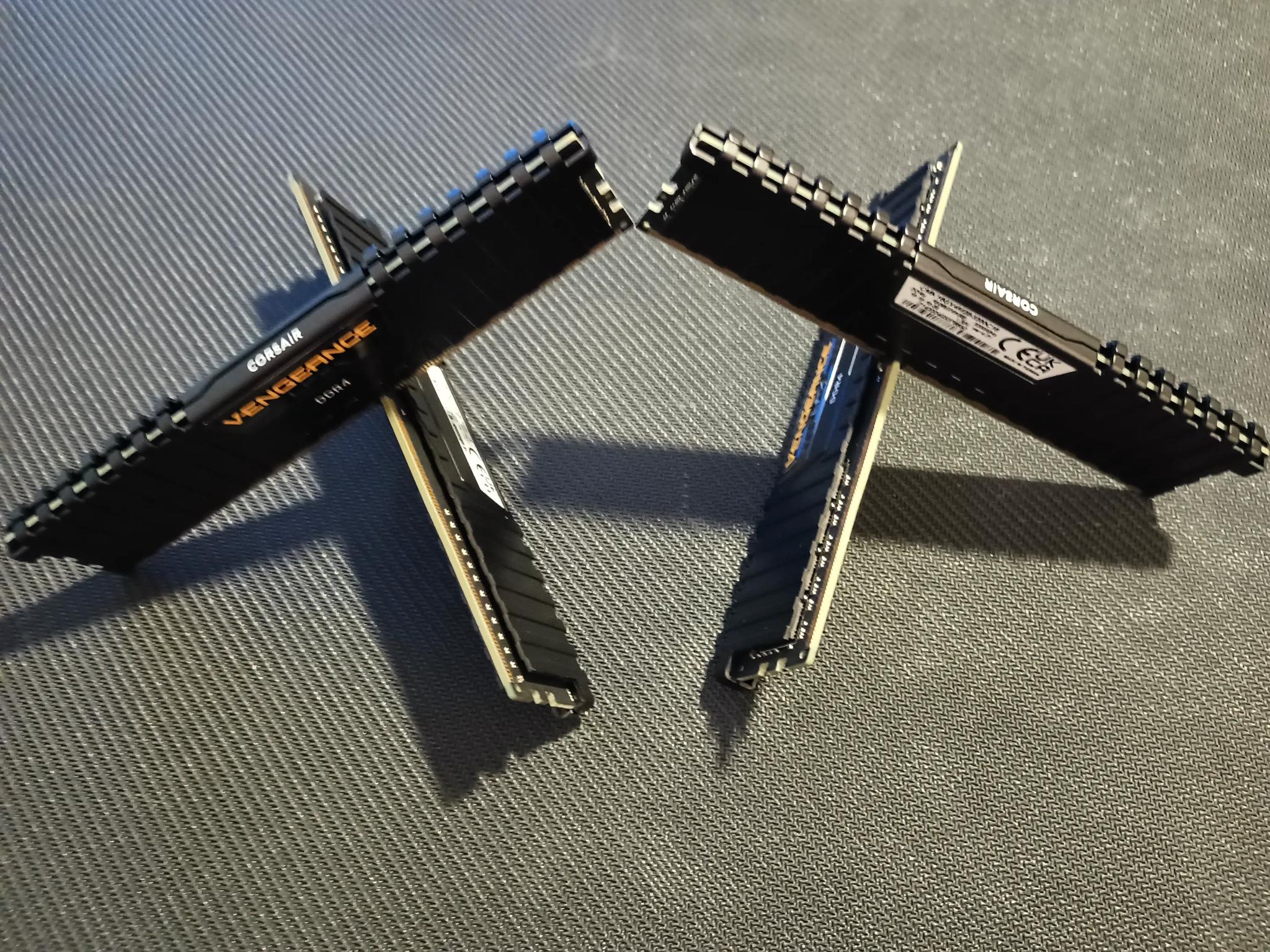 CORSAIR VENGEANCE LPX DDR4 RAM 32GB (4x8GB) 3200MHz CL16-18-18-36 (CMK16GX4M2B3200C16)