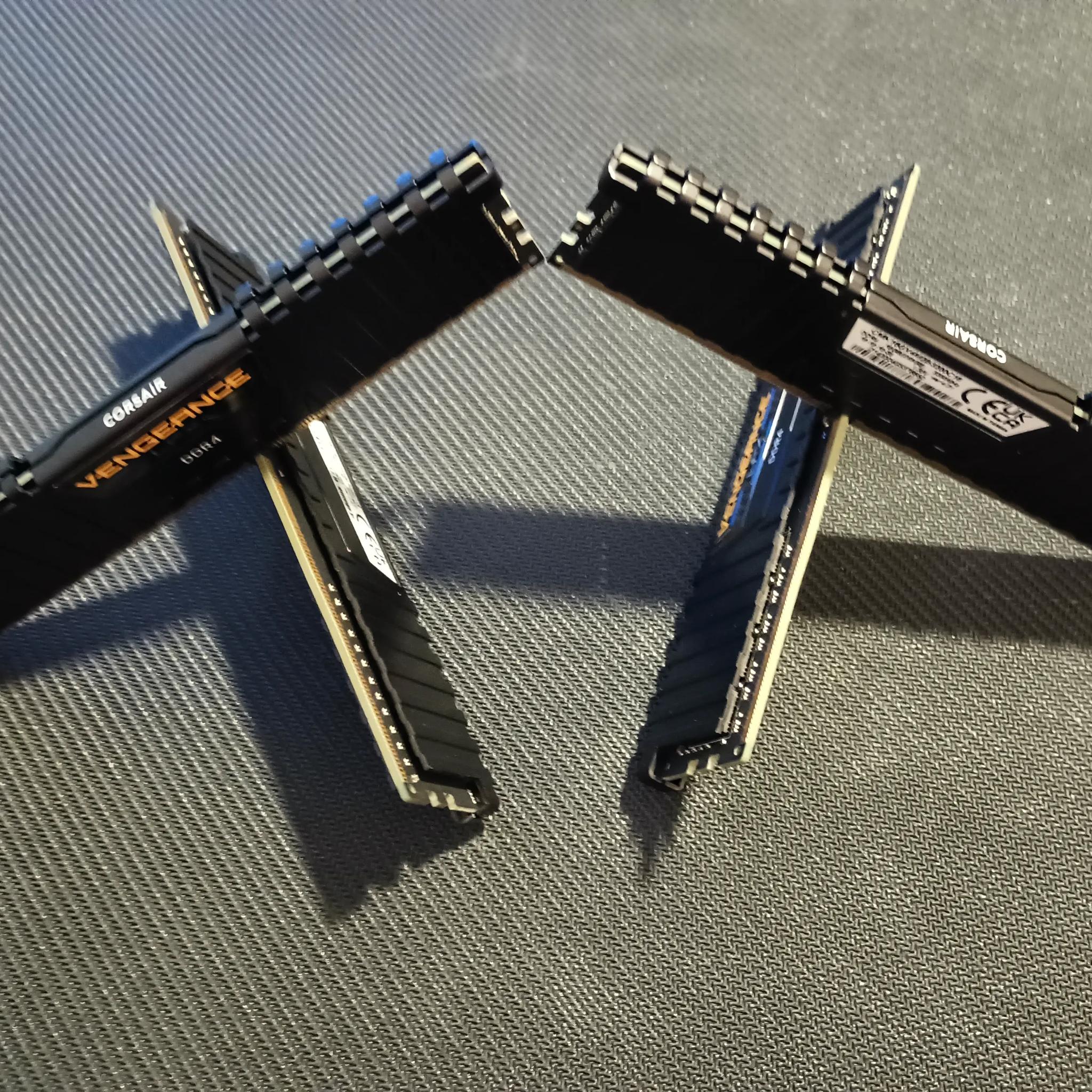 CORSAIR VENGEANCE LPX DDR4 RAM 32GB (4x8GB) 3200MHz CL16-18-18-36 (CMK16GX4M2B3200C16)