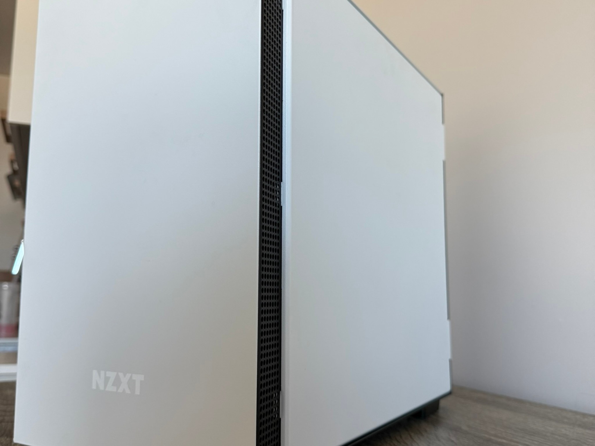 Sleek White Mini Gaming PC: i5-9600K, GTX 1070 Ti, 32GB RAM - Perfect for Esports & Minimalist Setup
