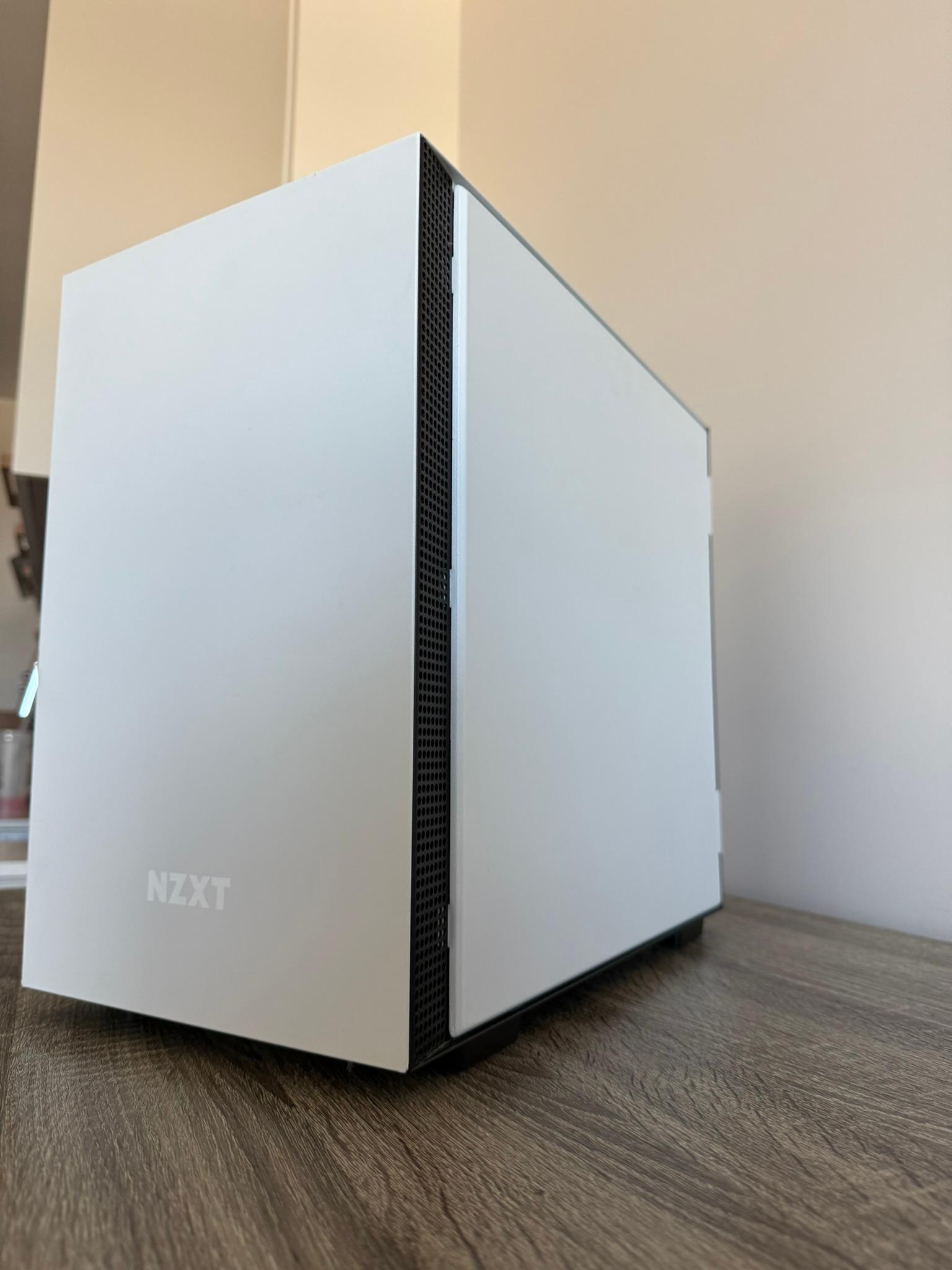 Sleek White Mini Gaming PC: i5-9600K, GTX 1070 Ti, 32GB RAM - Perfect for Esports & Minimalist Setup