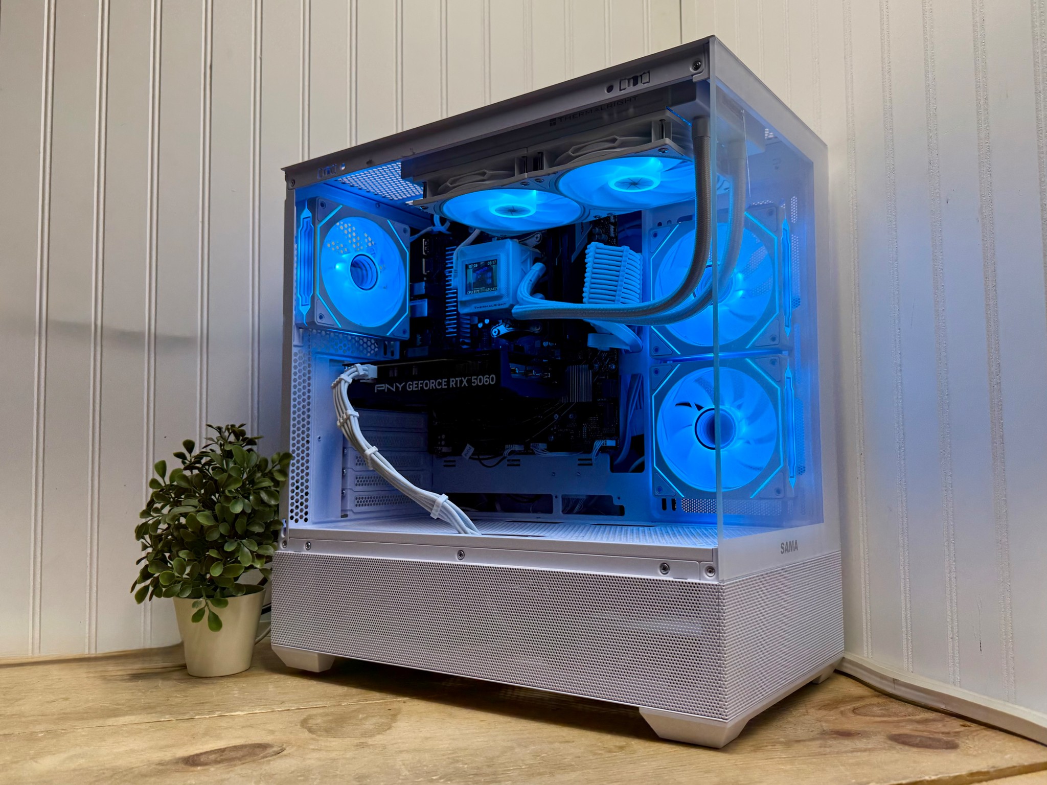 🧊 Arctic Phantom V2 – Ryzen 7600X | RTX 5060 | 32GB DDR5 | 1TB NVMe|240mm AIO | Whiteout Bu...