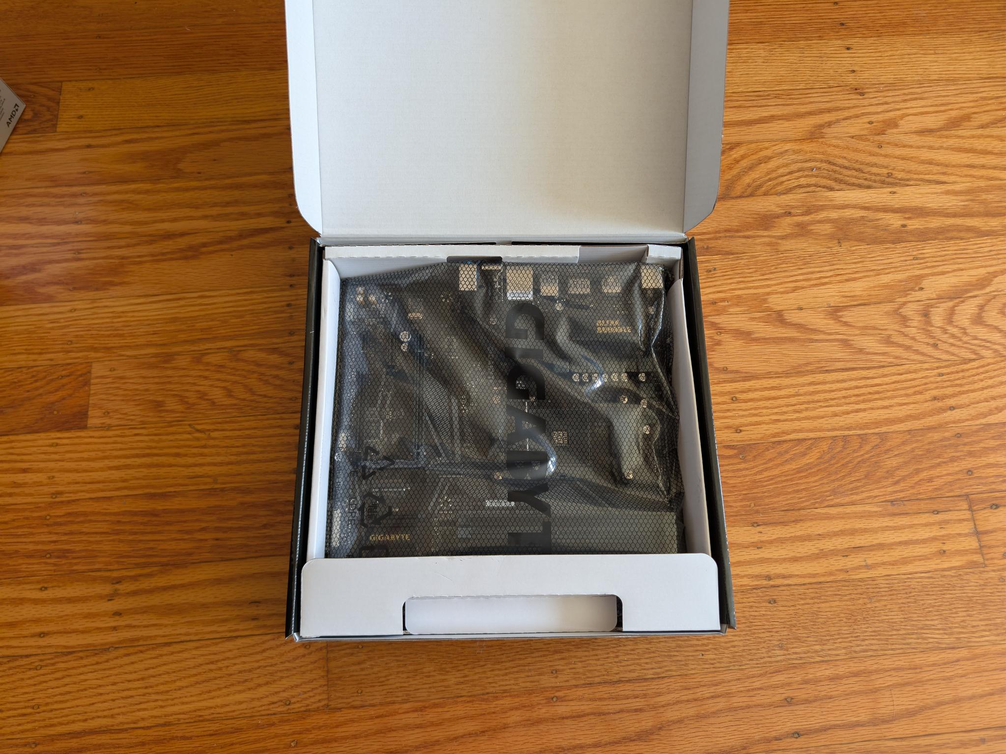 [BNIB]Gigabyte B550M DS3H AC R2 mATX Motherboard + AMD Wraith Prism RGB Cooler Bundle