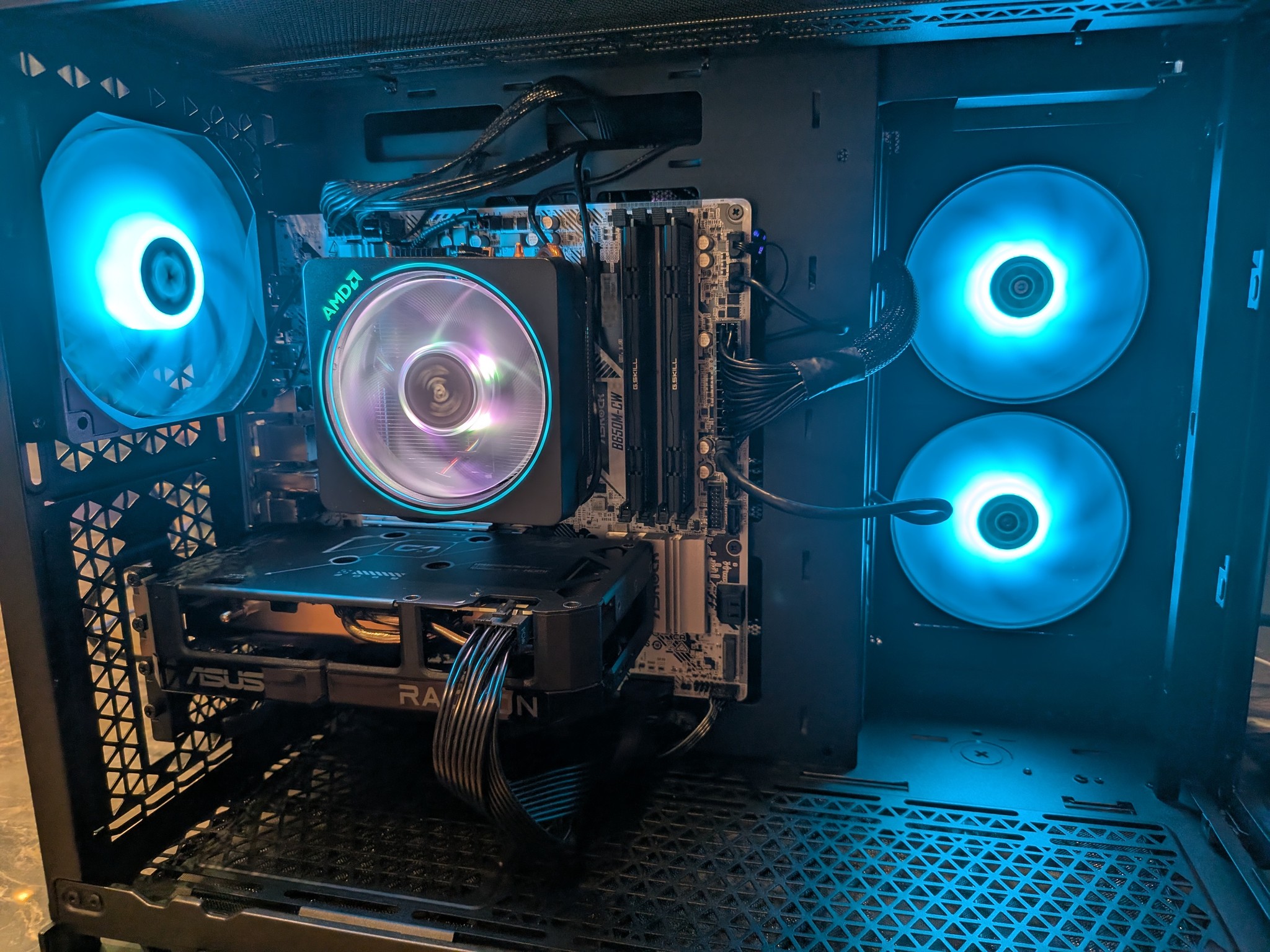 1440p Cube Rex - RX 9060 XT 16GB, Ryzen 5 7600, 32 GB DDR5, 2 TB Gen 4, RGB
