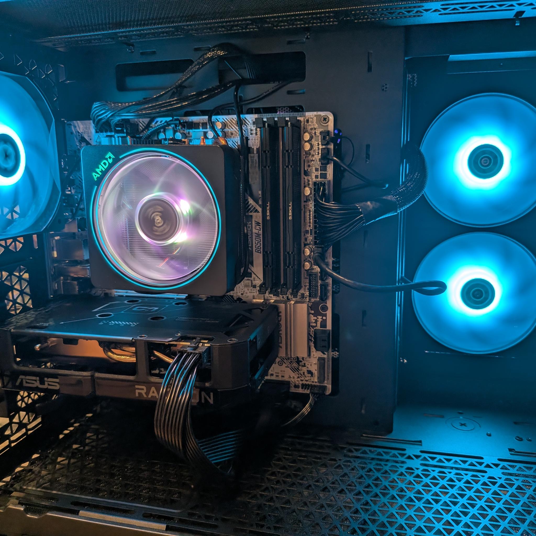 1440p Cube Rex - RX 9060 XT 16GB, Ryzen 5 7600, 32 GB DDR5, 2 TB Gen 4, RGB