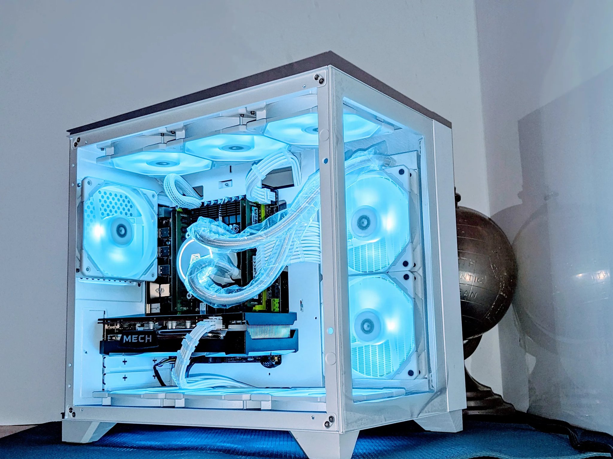 🧊👑 RX6600⚙️(Intel)12-core/24-threads ⚙️ 32GB DDR4 RAM ⚙️ 1TB NVMe SSD ⚙️ Windows 11 Pro(Activated)