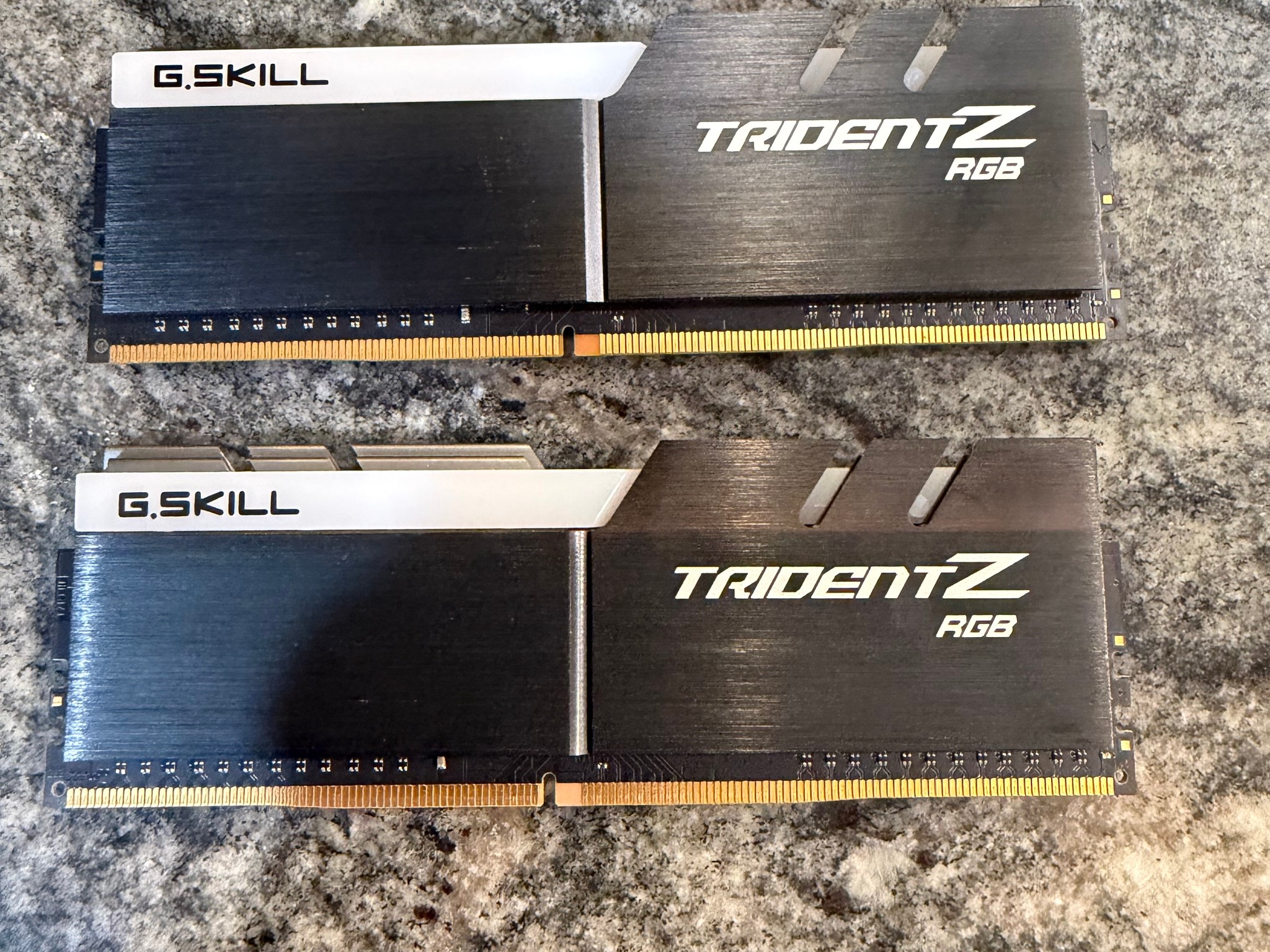 G.SKILL Trident Z RGB 16GB (2x8GB) DDR4-3200 DIMM 288-Pin F4-3200C16D-16GTZR