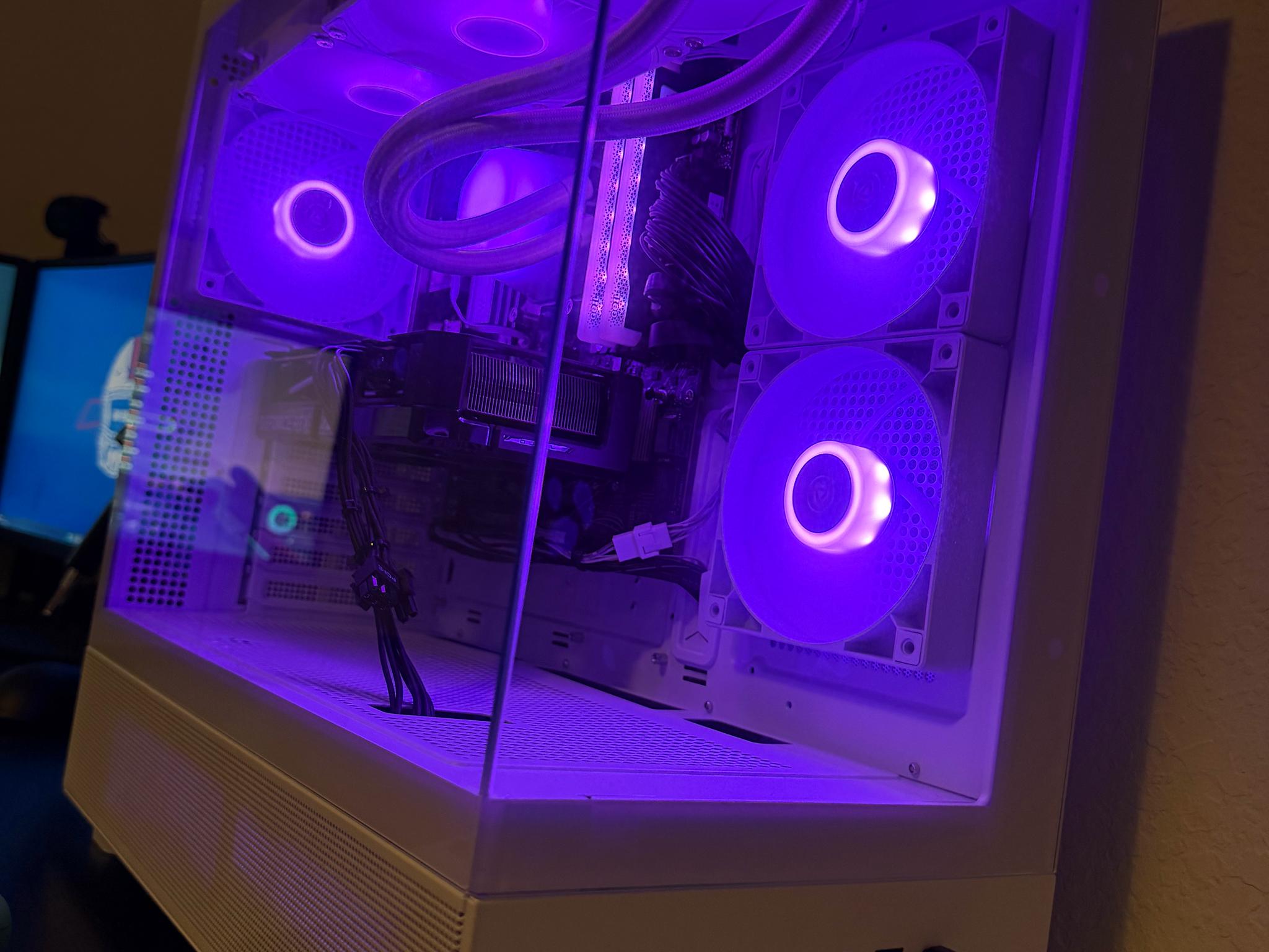 Skytech Gaming Azure 3, RTX 5060, AMD 9700X, AIO Liquid Cooling, 32 GB DDR5 RAM, 1TB NVMe SSD
