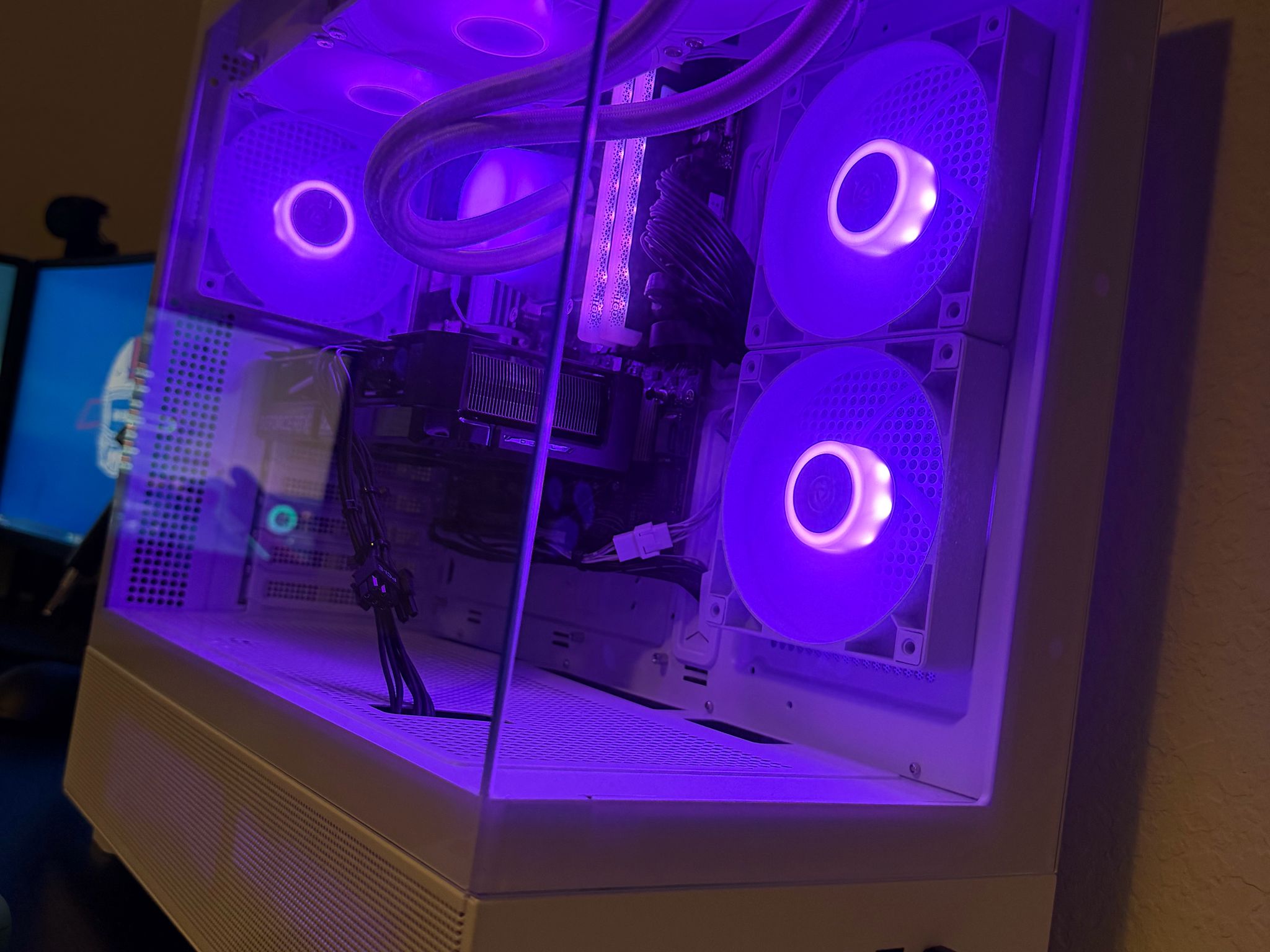 Skytech Gaming Azure 3, RTX 5060, AMD 9700X, AIO Liquid Cooling, 32 GB DDR5 RAM, 1TB NVMe SSD