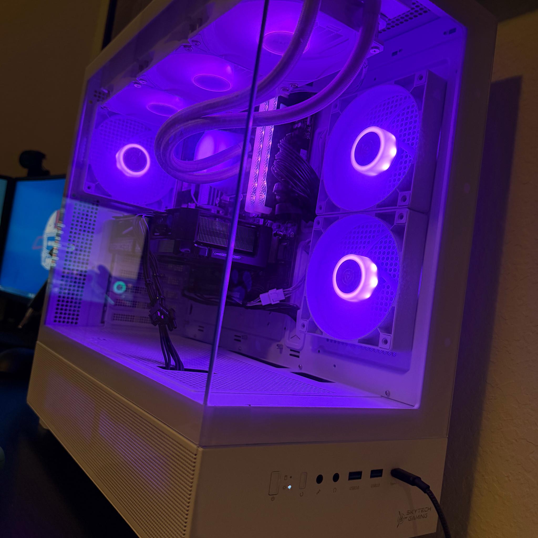 Skytech Gaming Azure 3, RTX 5060, AMD 9700X, AIO Liquid Cooling, 32 GB DDR5 RAM, 1TB NVMe SSD