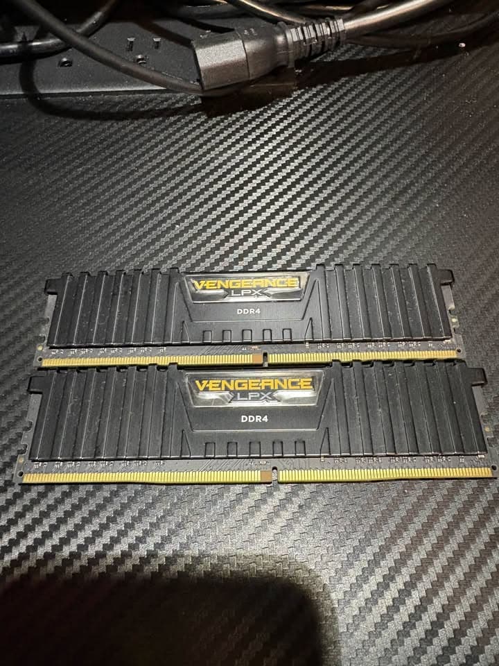 MSI Tomahawk B450 ATX, R7 2700x, Corsair Vengeance LPX 2x8GB RAM