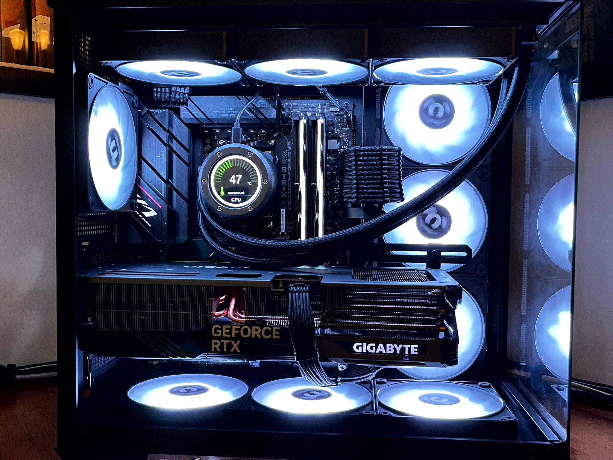 "THE CUBE" - RTX 4080 SUPER OC | Ryzen 7 7800X3D | 32GB CL 32 @6400 MT/s | 4TB | 1000W Platinum