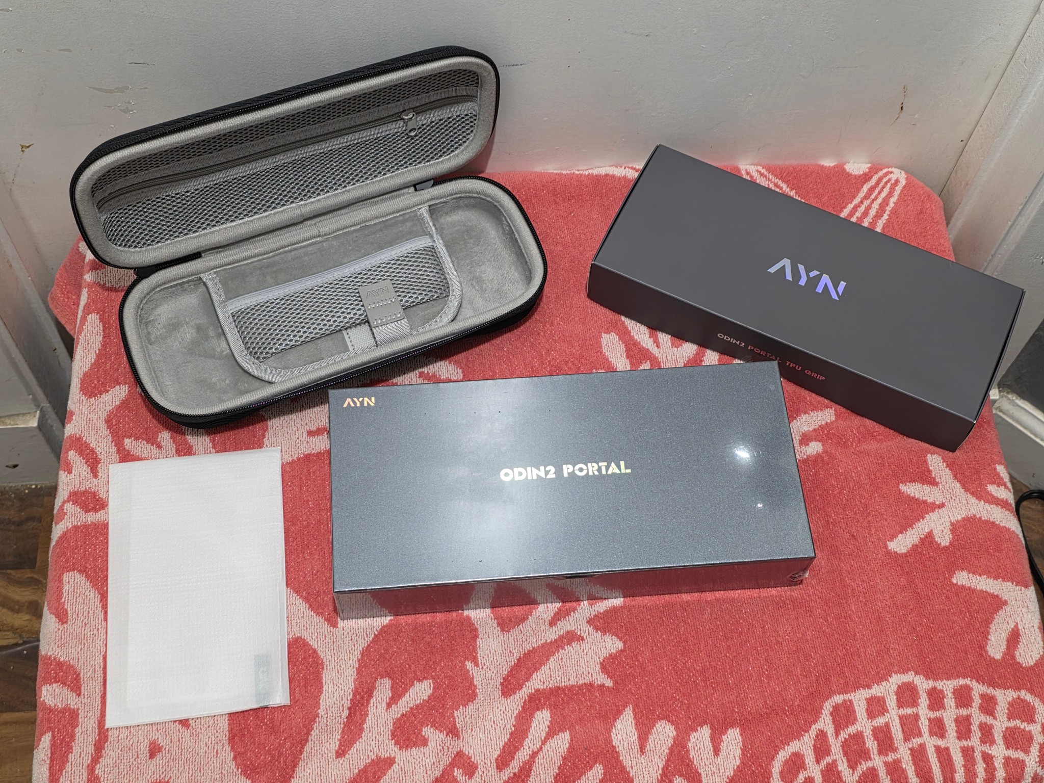 SEALED IN BOX - AYN Odin 2 Portal Pro 12GB/512GB 1080p White + Case / TPU Grip / Protection Screen