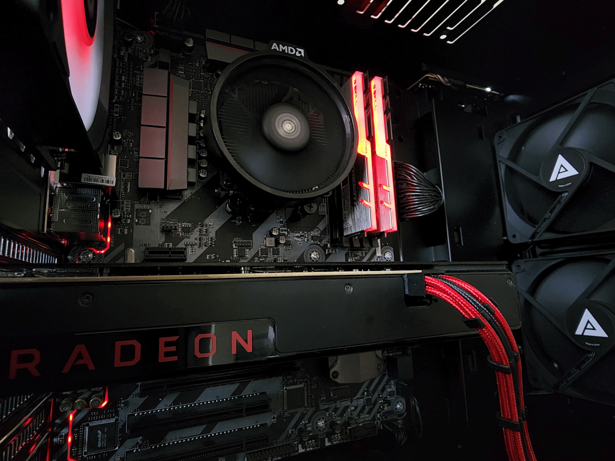 AMD Ryzen 3 2200G // XFX Radeon RX 480 8GB // GSKILL 16GB 3000MHz