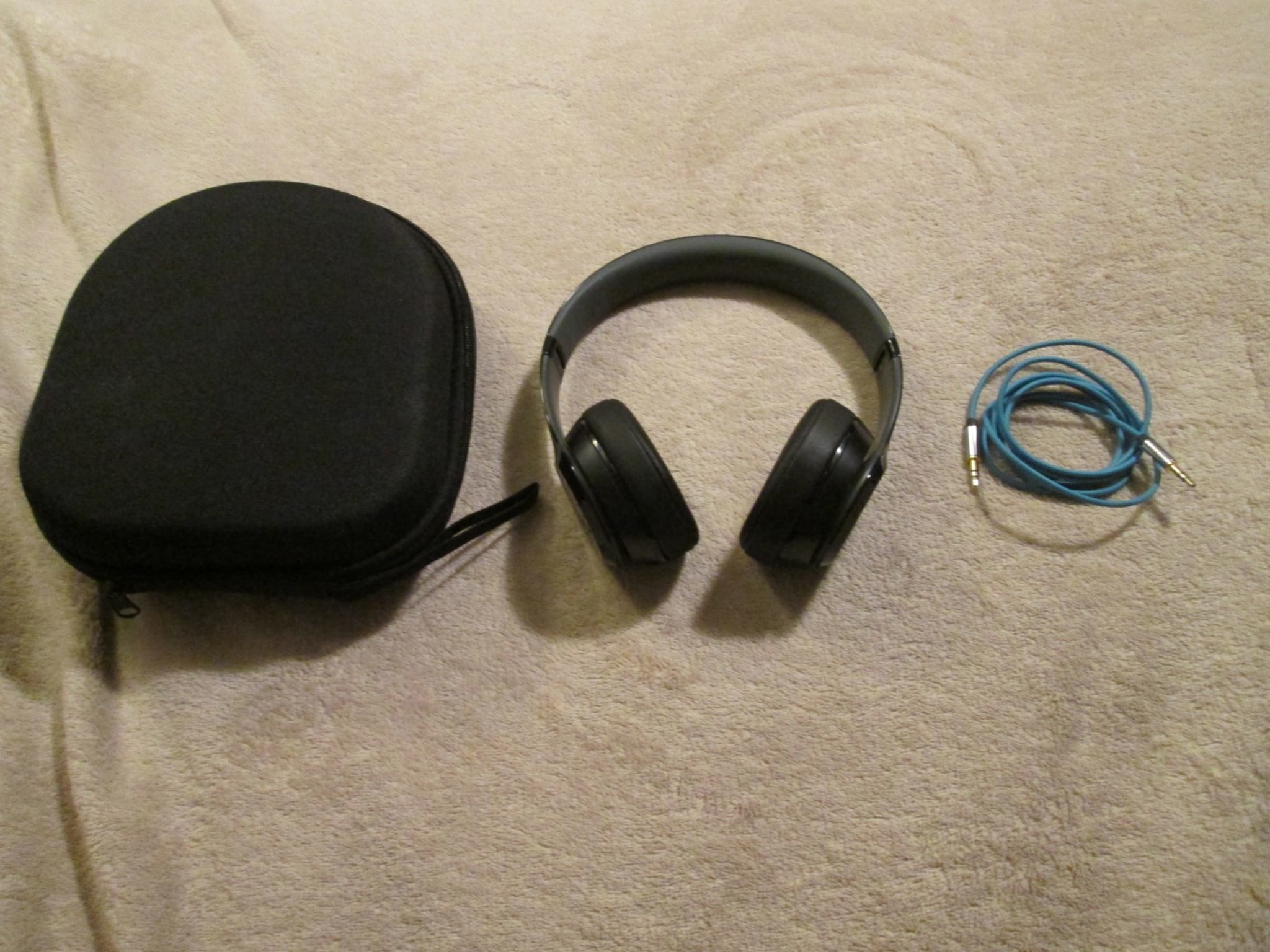 Beats By Dre Solo 2 Headphones WIth Case