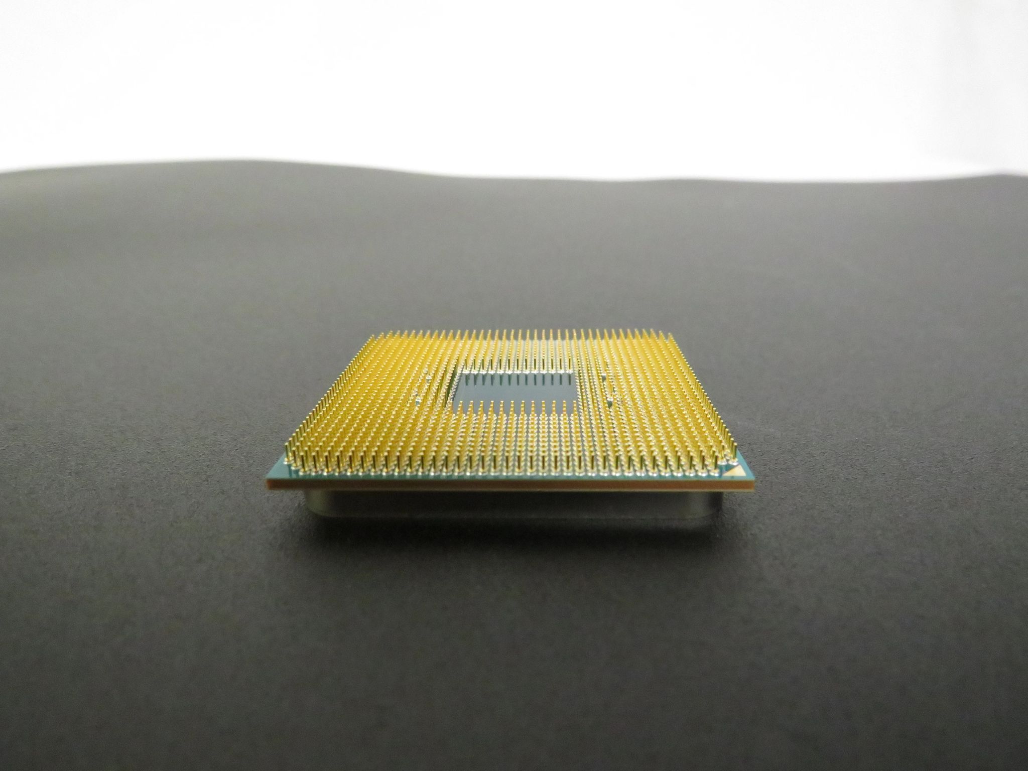Used Athlon 200GE 2 Cores 4 threads AM4 w/integrated Raedon graphics