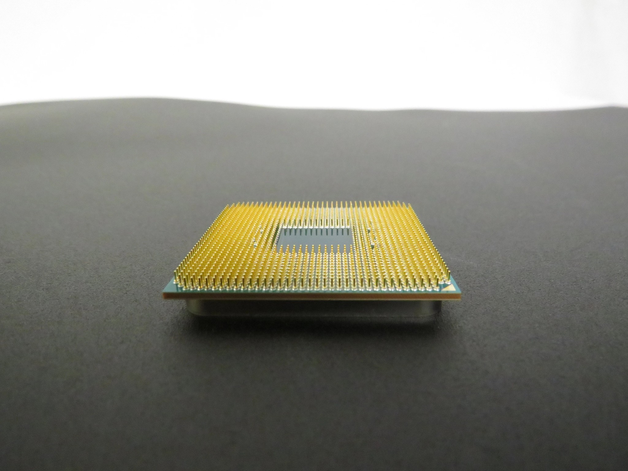 Used Athlon 200GE 2 Cores 4 threads AM4 w/integrated Raedon graphics