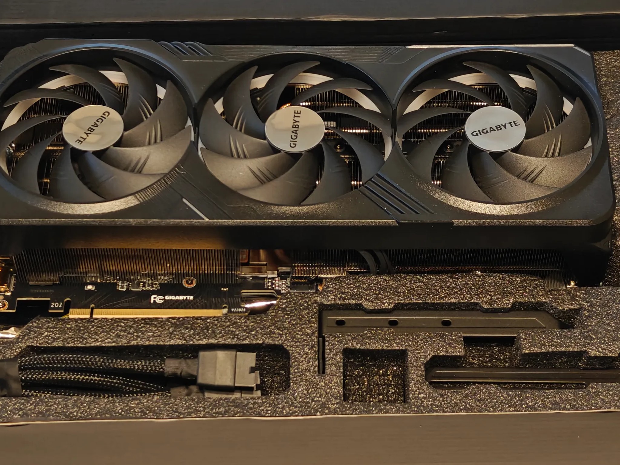 GIGABYTE GAMING GeForce RTX 4090 24GB GDDR6X (OPEN BOX, RETAIL BOX DAMAGE)