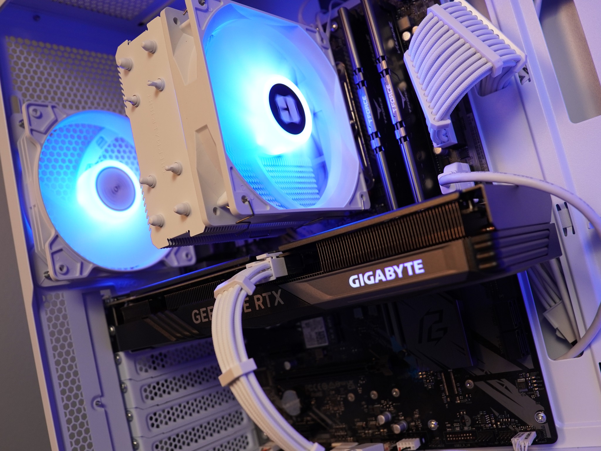 🤍ARCTIC🤍 1440p/1080p GAMING MACHINE 💚RTX 4060 🧡 Ryzen 5 3600 | 16GB | WIFI | WIN 11