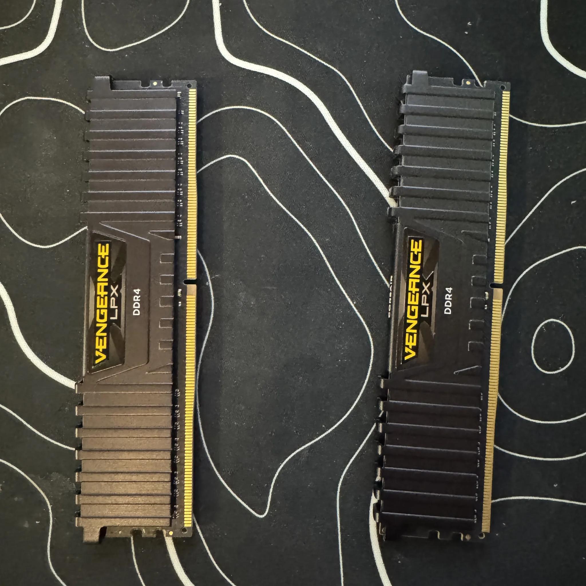 Corsair Vengeance LPX 16 GB (2 x 8 GB) DDR4-3600 CL18 Memory
