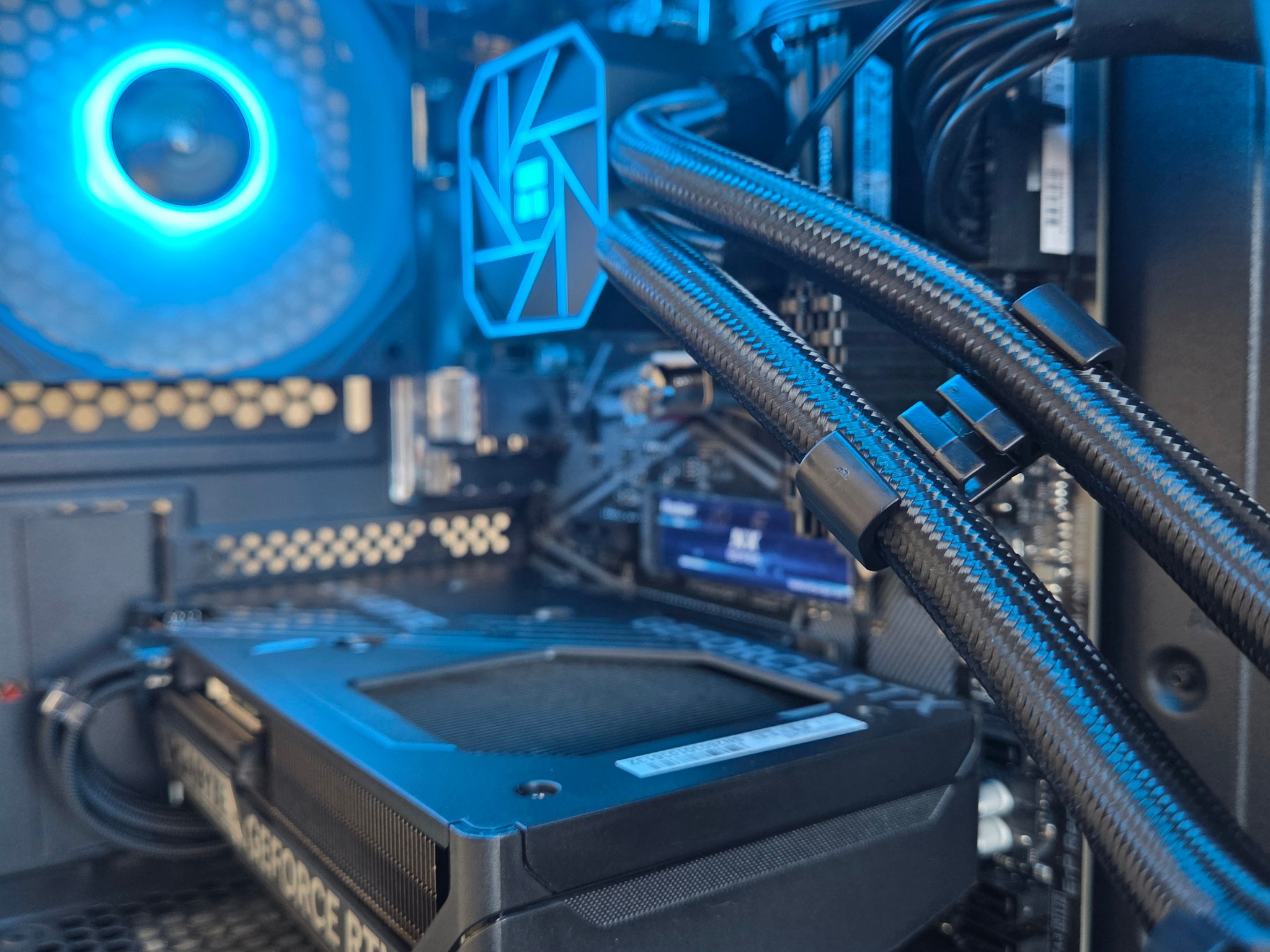 🔥 Frostshade RTX 5060 Gaming PC 🖤❄️
