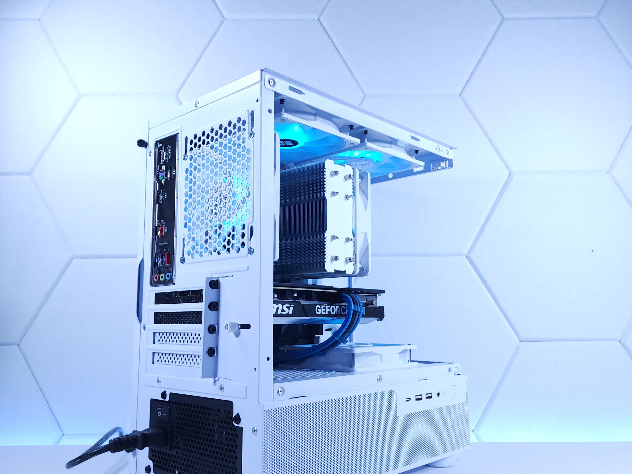 💙🤍RTX 4070 || Ryzen 5 7500F || 2TB NVMe SSD || 32GB 6000MHz DDR5 || 1440p Gaming Computer