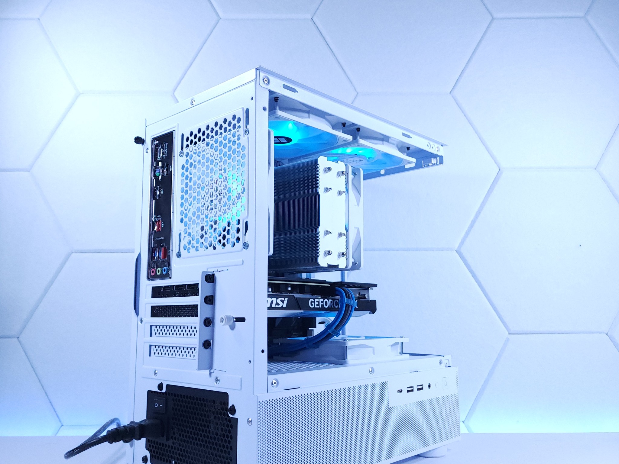 💙🤍RTX 4070 || Ryzen 5 7500F || 2TB NVMe SSD || 32GB 6000MHz DDR5 || 1440p Gaming Computer