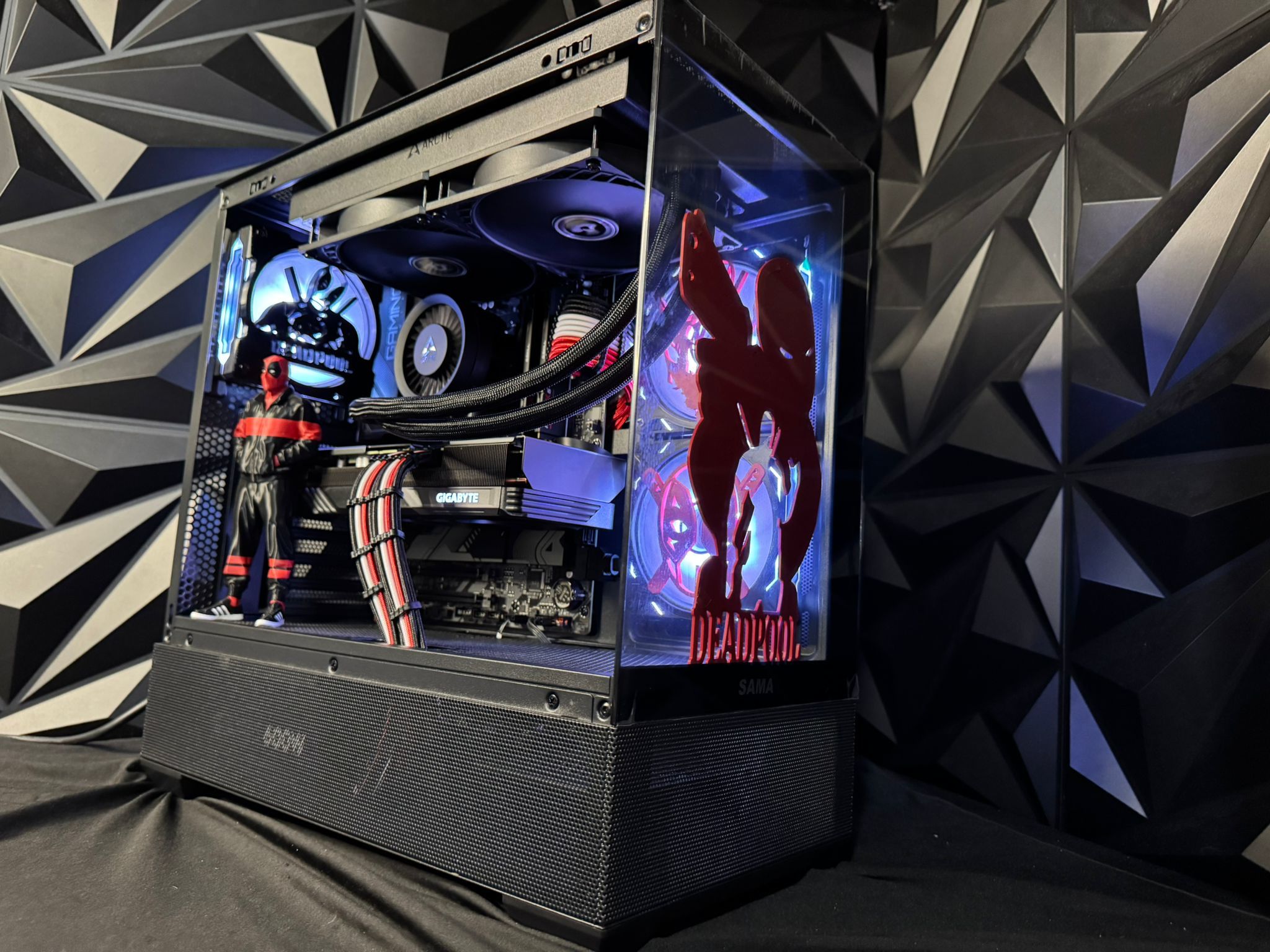 🟥⚫⚪ Merc 76 – Deadpool Edition 💀🎮 Ryzen 7600X| RX 7600XT 16 GB | 32 GB DDR5| 2 TB NVMe