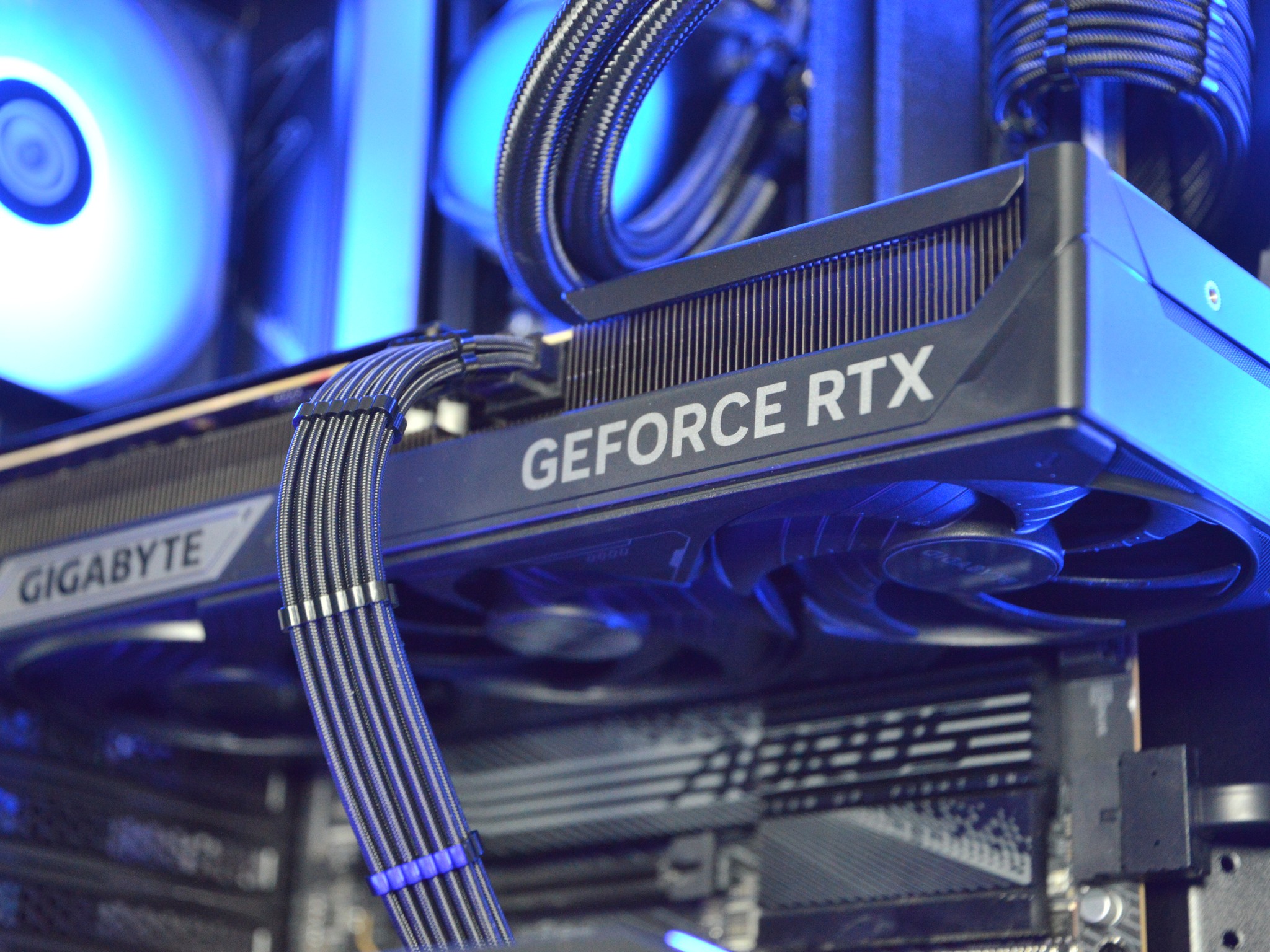 ⚫🧊 | RTX 5080 16GB | RYZEN 9 7900X | 32 GB DDR5 RAM | 2TB NVME SSD | Shadow Glacier |