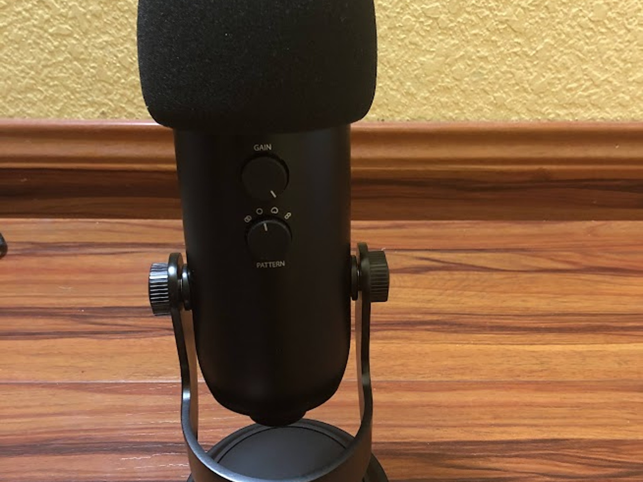 Blue Yeti USB Microphone - Blackout w/ Mudder Foam Cover & Auphonix Pop Filter