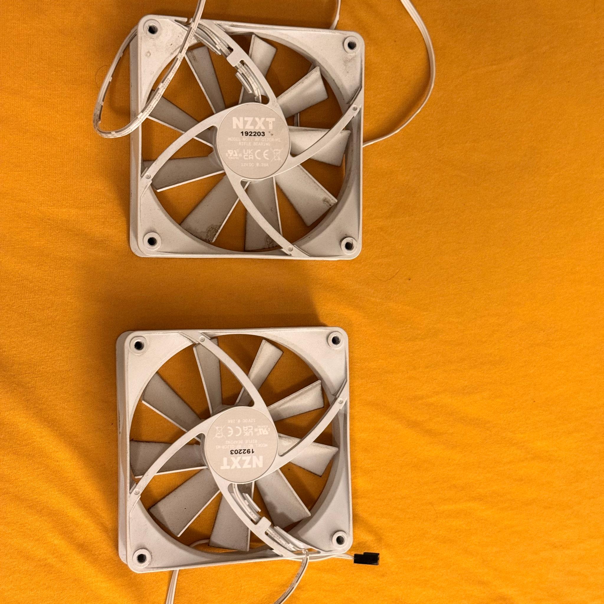 2x NZXT RF-Q12CR Case Fans 2x Thermalright TL-C12CW RGB Case Fans