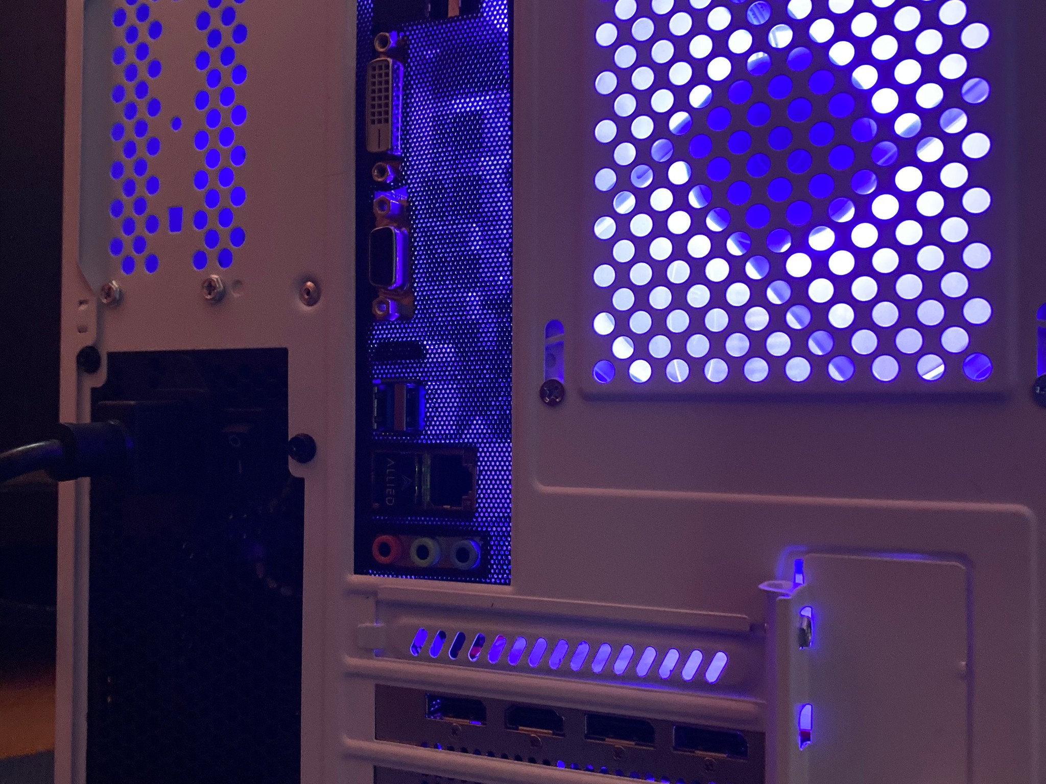 (Liquid-cooled) RX 5700XT| Ryzen 7| 16GB GLOWAY DDR4 RAM| 1TB NVMe SSD| Windows 11 PRO w/ Deku💫