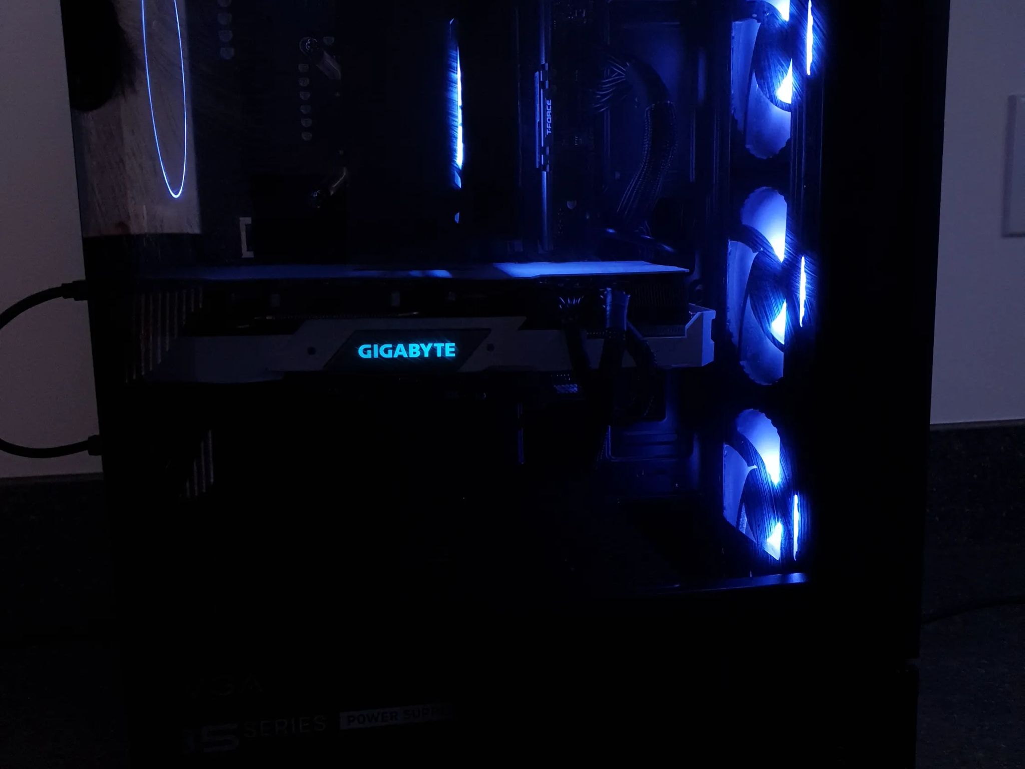 Intel i5-12400F, DDR4 32GB RAM, spray-paint white 5700XT, 1TB Nvme SSD, Windows 11 Pro Activated
