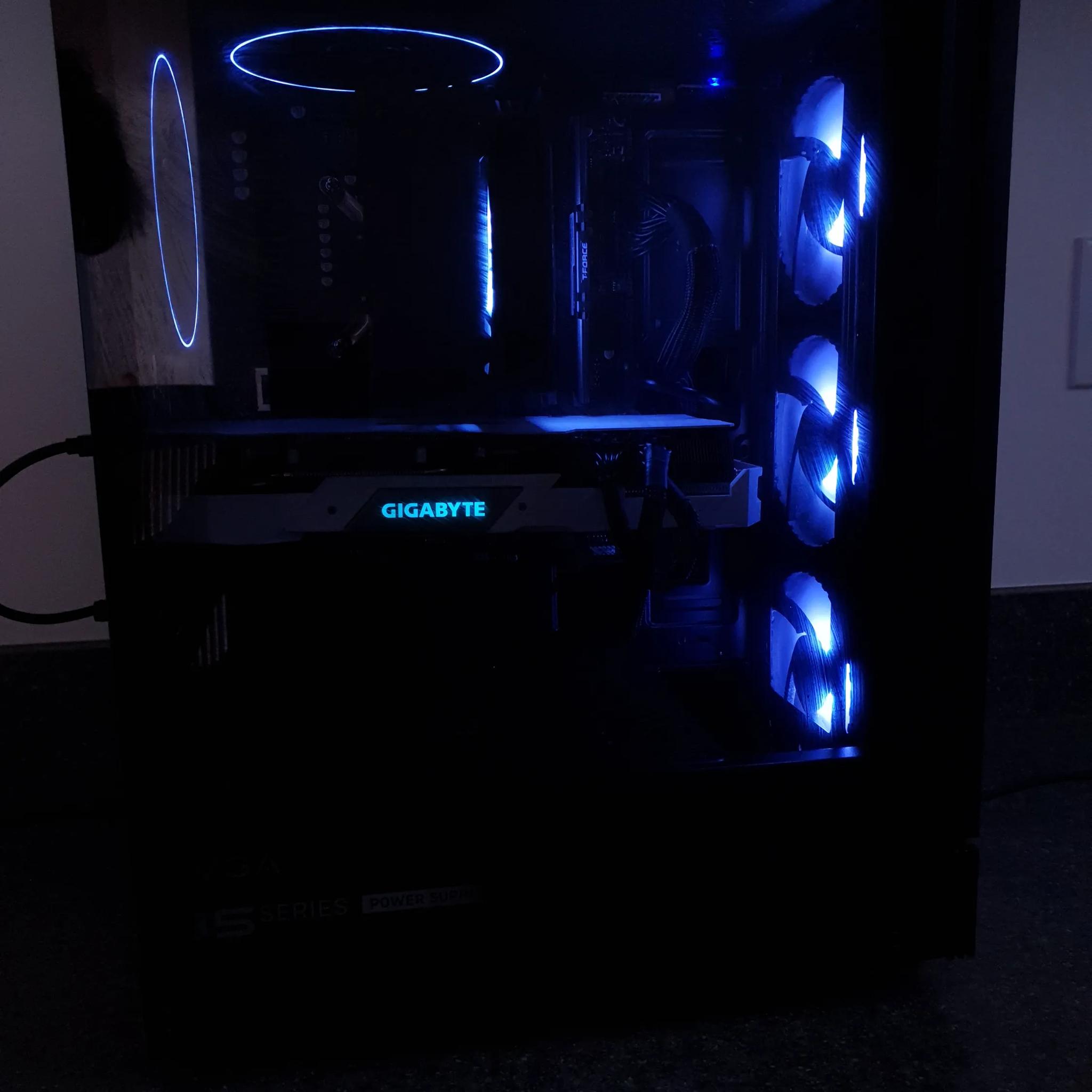 Intel i5-12400F, DDR4 32GB RAM, spray-paint white 5700XT, 1TB Nvme SSD, Windows 11 Pro Activated