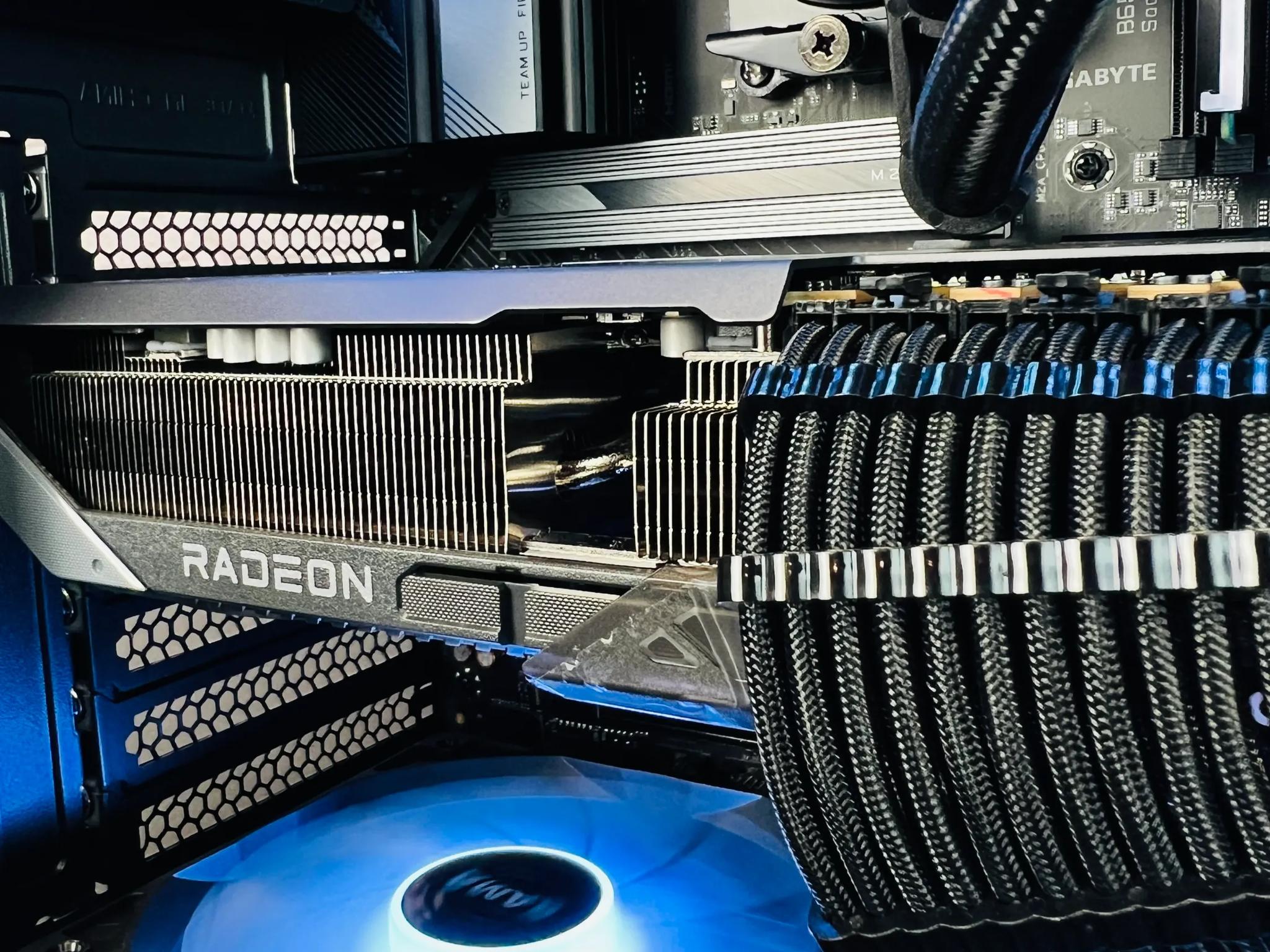 RX 9070 XT Ryzen 7800X3D 32GB DDR5 2TB M.2 Win 11 Pro Gaming PC
