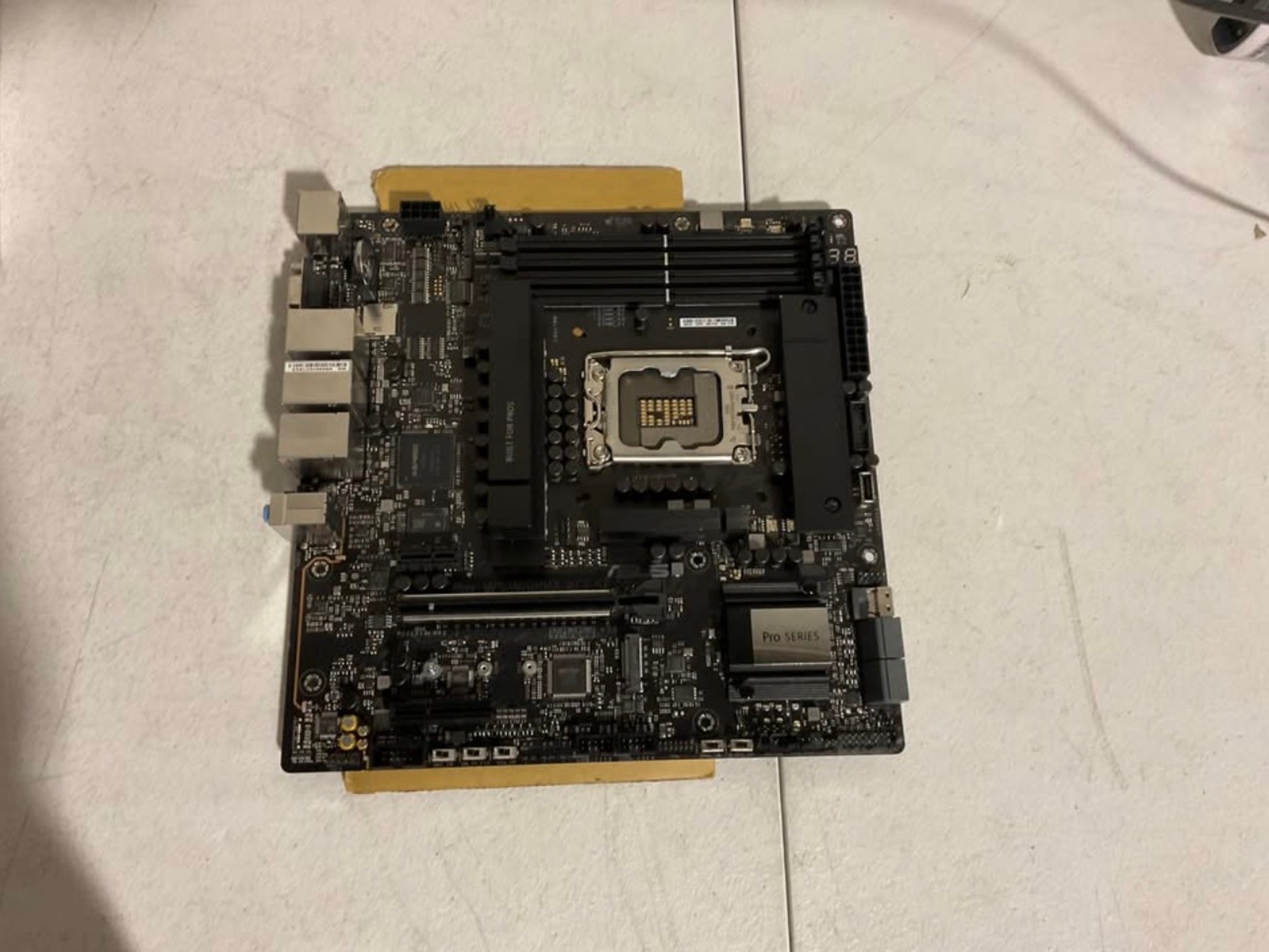 ASUS Pro WS W680-ACE IPMI Intel W680 LGA 1700 ATX workstation motherboard, dual PCIe 5.0x16 slot