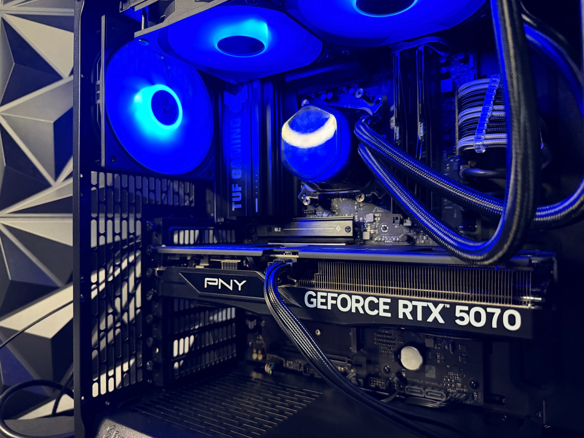 🌑🌲 Dark Oak 7670 🌑🌲 Ryzen 5 7600X3D | RTX 5070| 32 GB DDR5| 2 TB NVMe| 750 W PSU