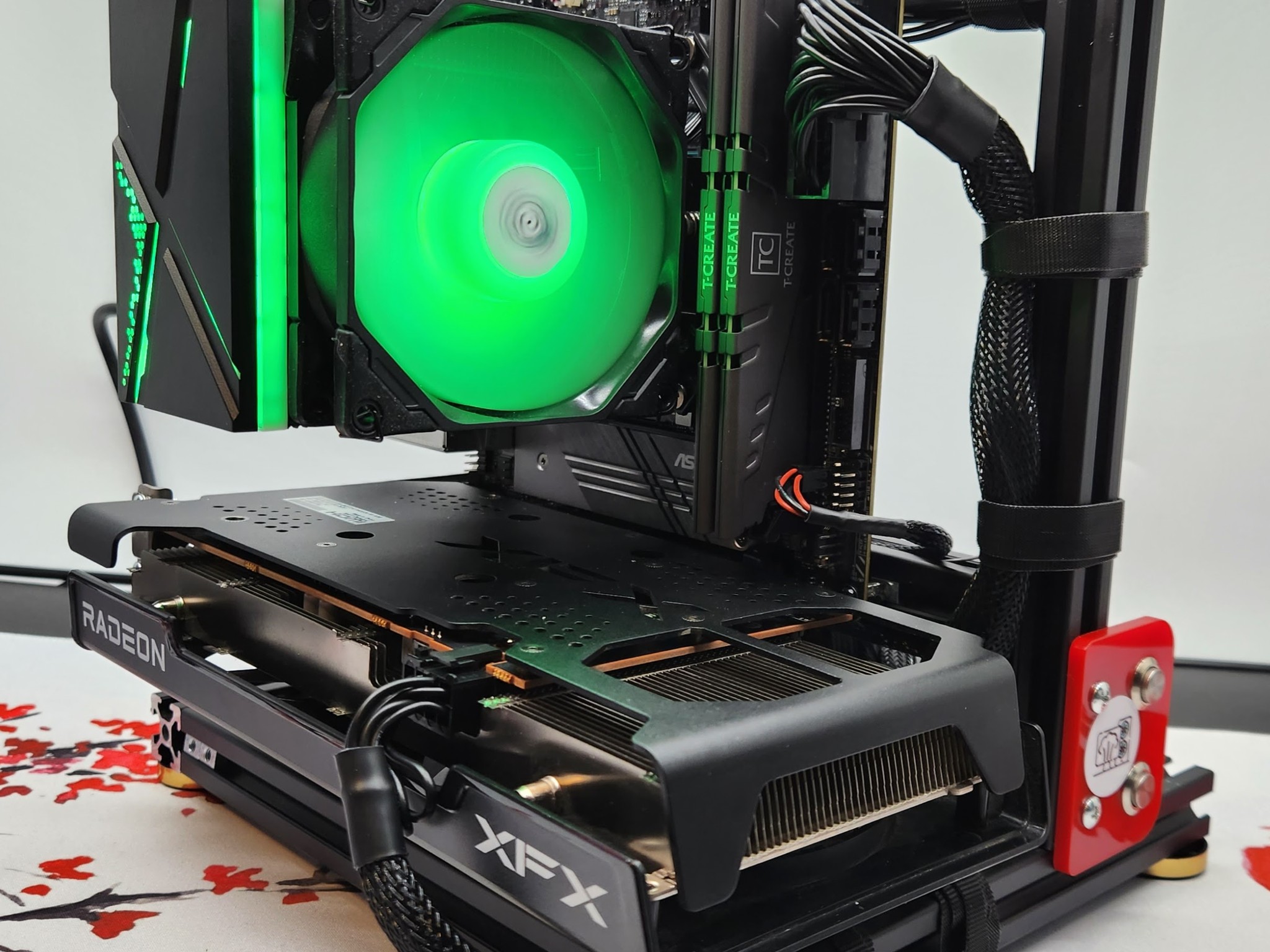 Tiny Portable Rig Ryzen 5 / 32GB DDR 4 / 1TB SSD / RX 6600 8GB