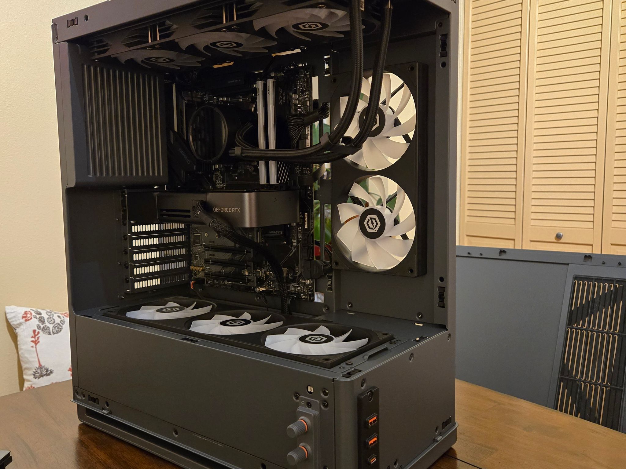 Ryzen 7 7800X3D RTX 5070 Founders Edition 32GB DDR5 Gaming PC