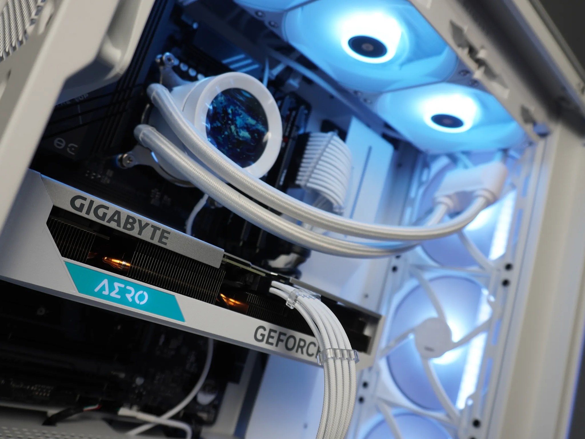 🤍AESTHETIC MACHINE🤍 💚 RTX 4060ti 8GB 💙 Intel I5 12600KF 10 Cores | 32GB DDR5 | 2TB 7000mhz NVME