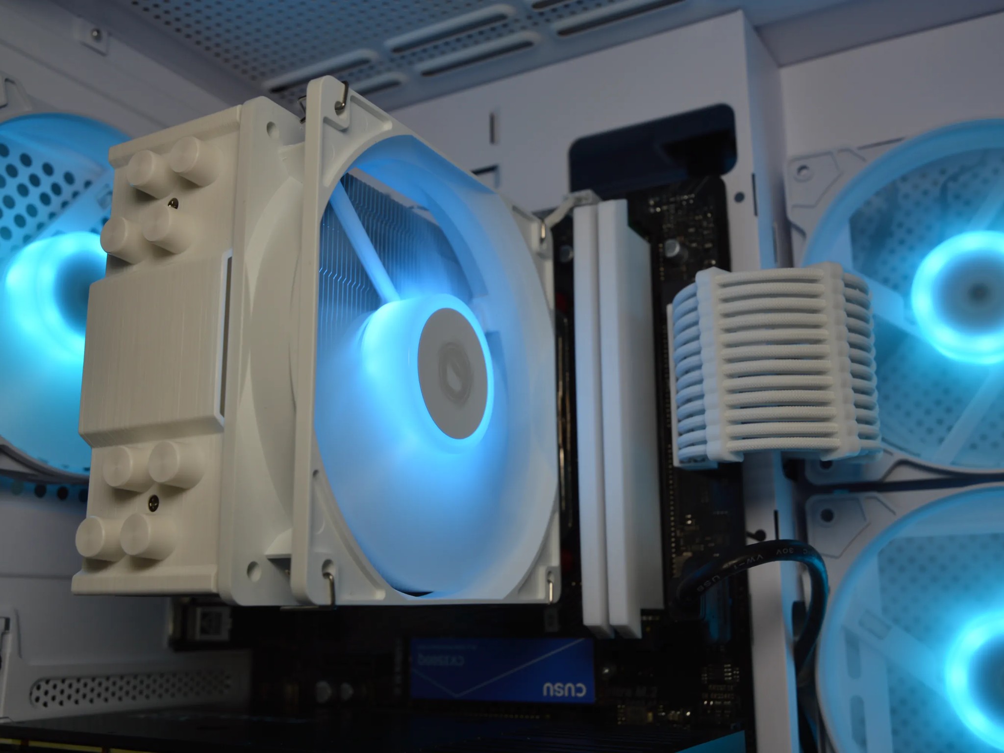 ❄️⬜| RTX 4060 Ti 8GB | RYZEN 5 5600 | 16GB DDR4 RAM | 1TB NVME SSD | Snow Box |