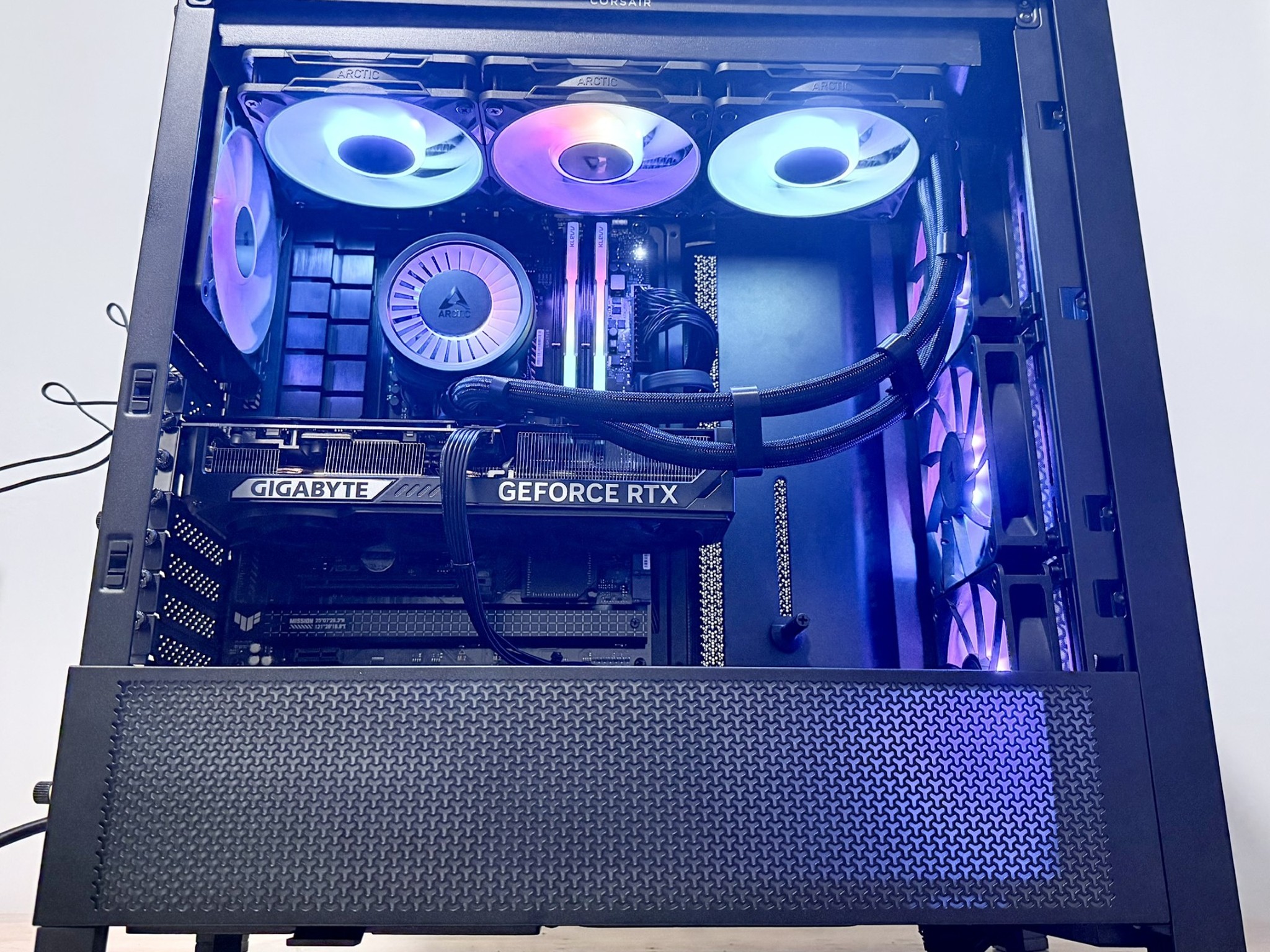 Corsair 4000D RTX 5070 OC 12GB