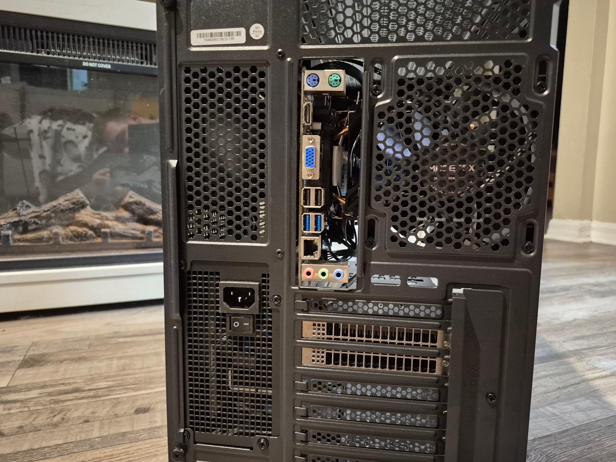 Anti-RGB, Anti-Windows | i7-6700, 16GB RAM, Radeon BC160 8GB, 500GB SSD