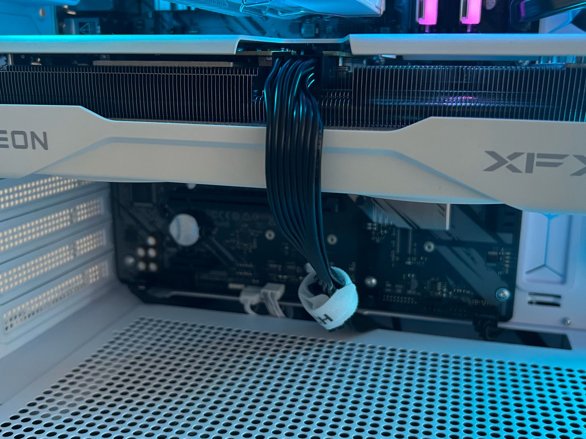 ✨IceBerg🗻 9060XT!| 16GB TRIDENT RAM| ALL WHITE| 1 TB STORAGE