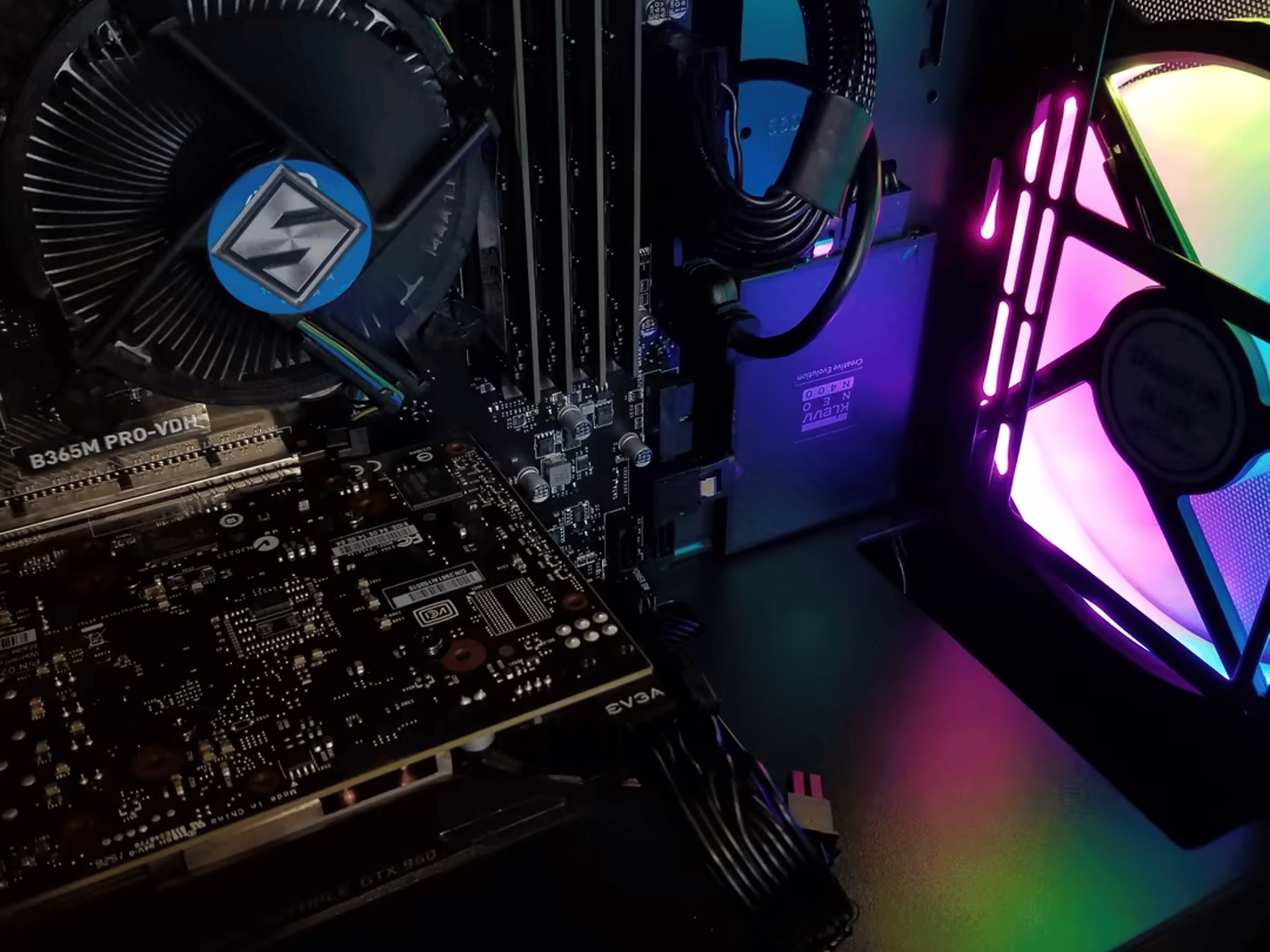 Intel Core i3 8300 // EVGA GeForce GTX 960 2G // Crucial 4x4 16GB // 480GB SSD