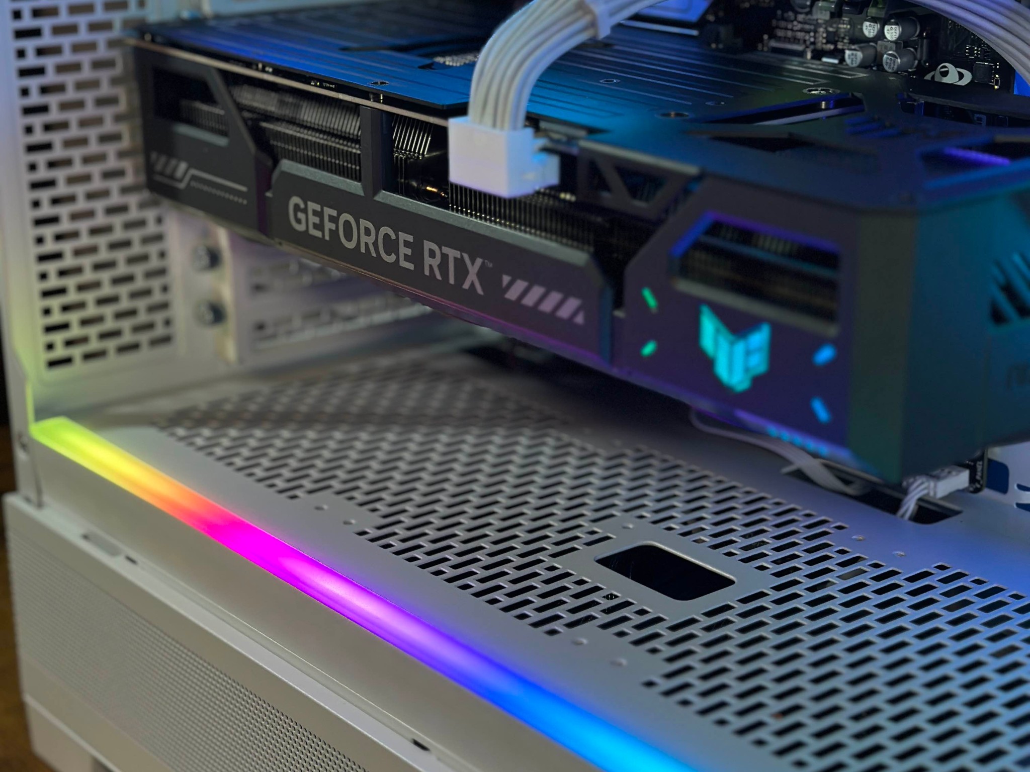 RTX 5070 12GB | Ryzen 7 7700X | 32GB DDR5 | 5TB Storage | Win11 | WIFI | 1440P/4K White Gaming PC
