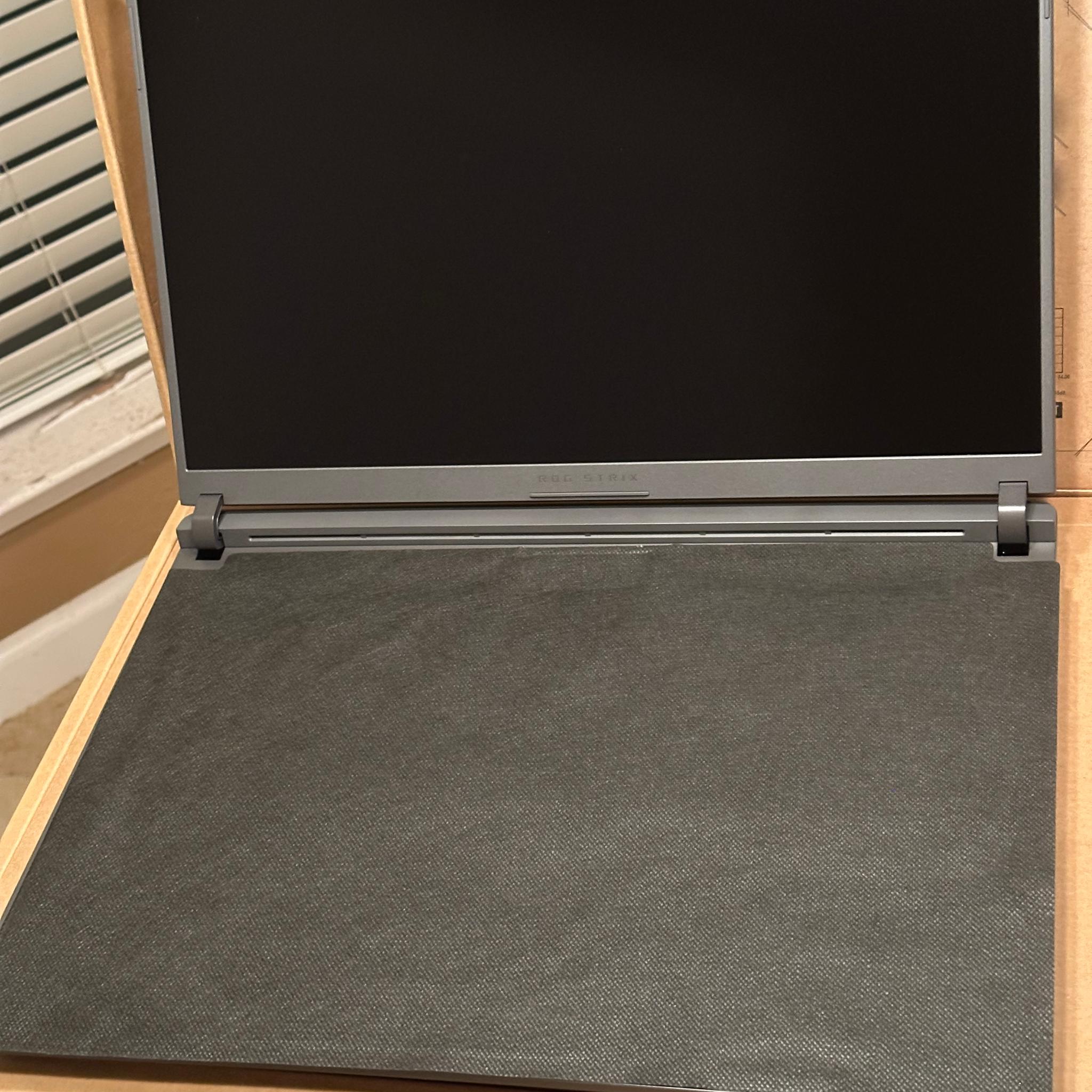 New ASUS - ROG Strix G18 18" 2.5K 240Hz - RTX 5080 - Intel Core Ultra 9 275HX - 32GB RAM - 2TB